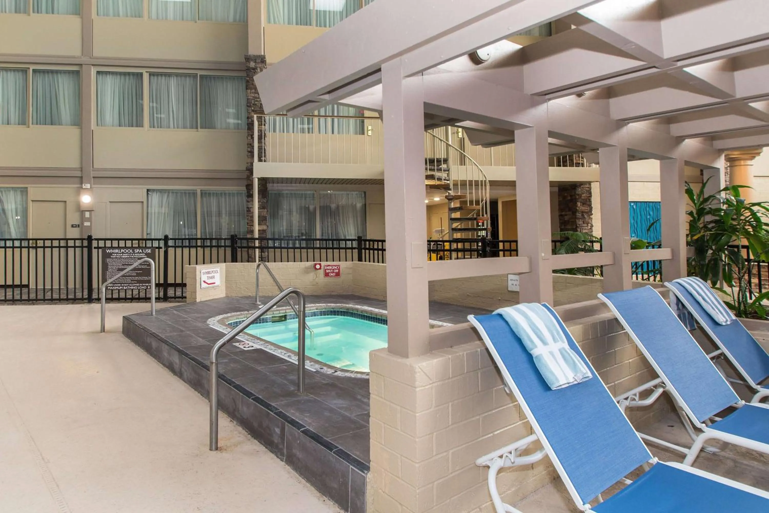 Swimming pool in Wyndham Garden Westlake