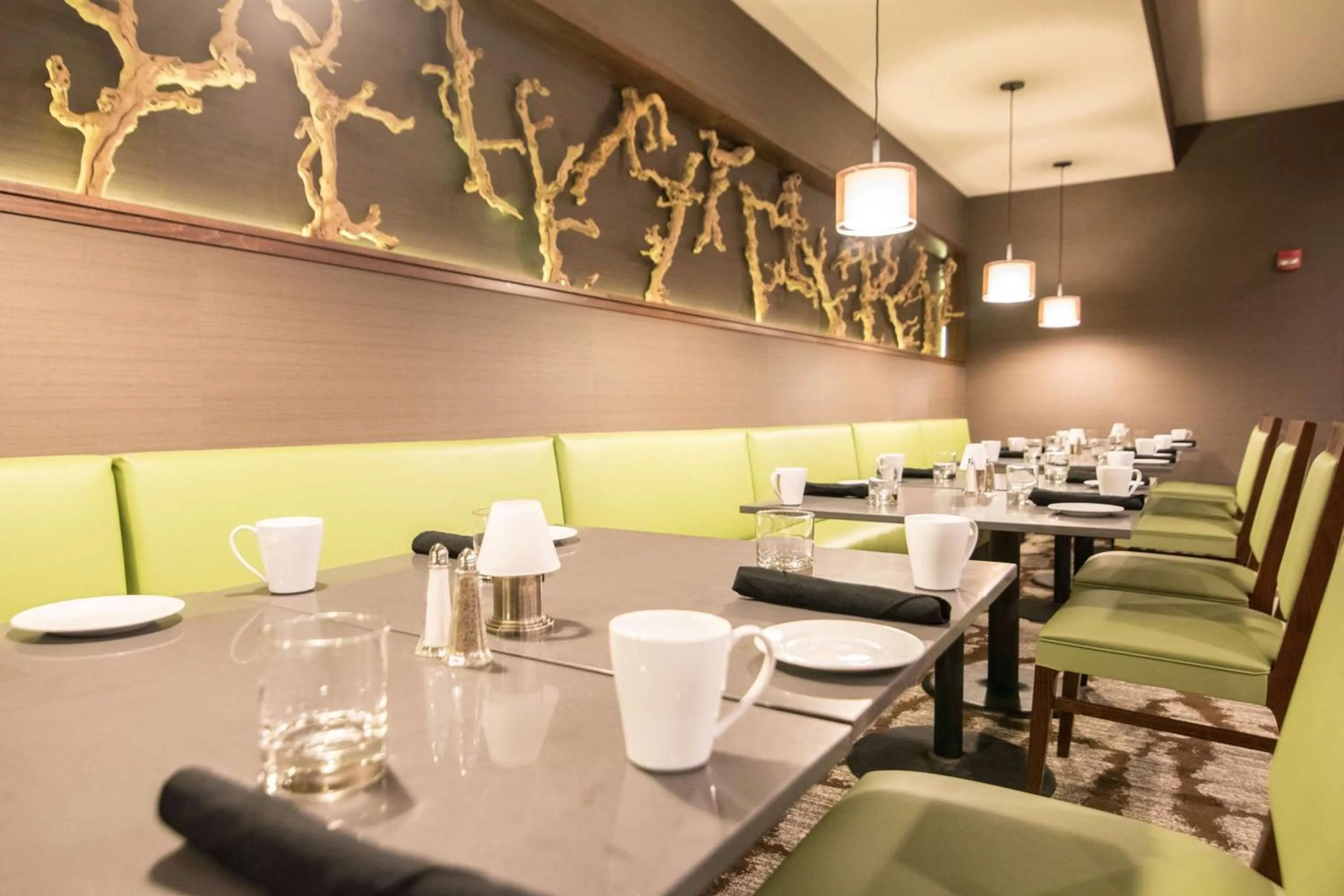 Restaurant/places to eat in Wyndham Garden Westlake