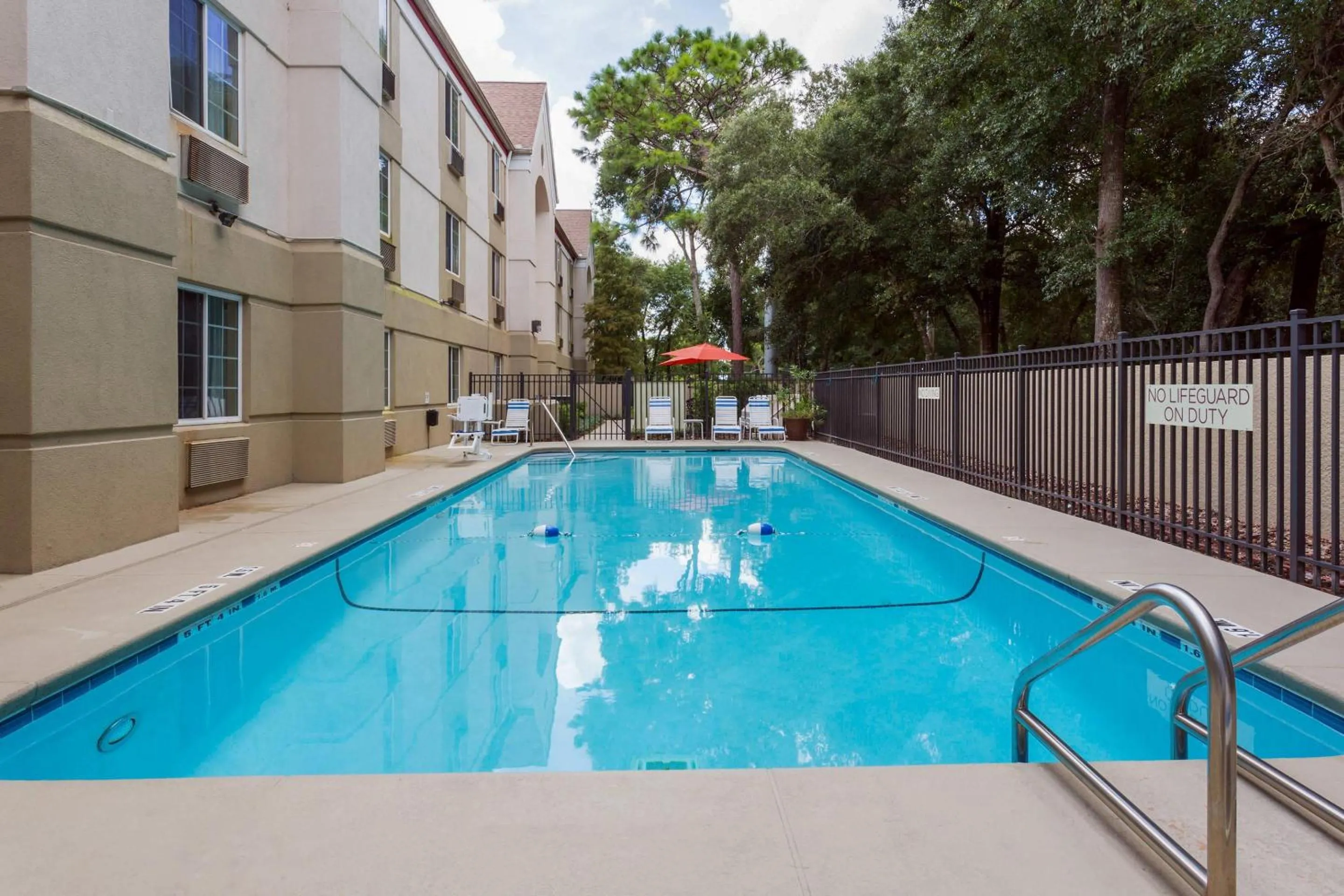 Swimming pool in MainStay Suites Orlando Altamonte Springs