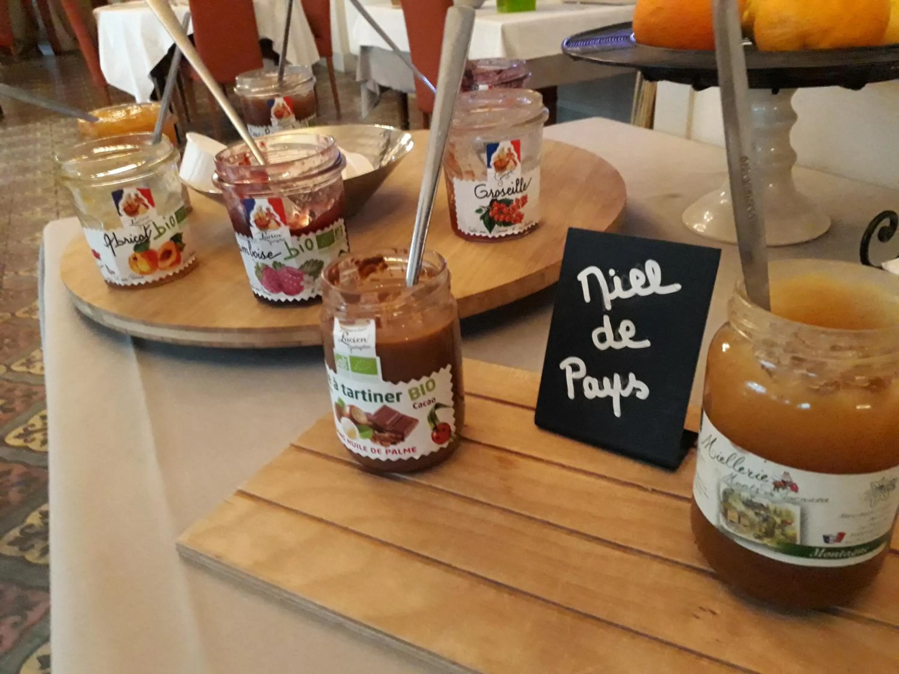 Buffet breakfast in Hôtel Au Pavillon du Frêne