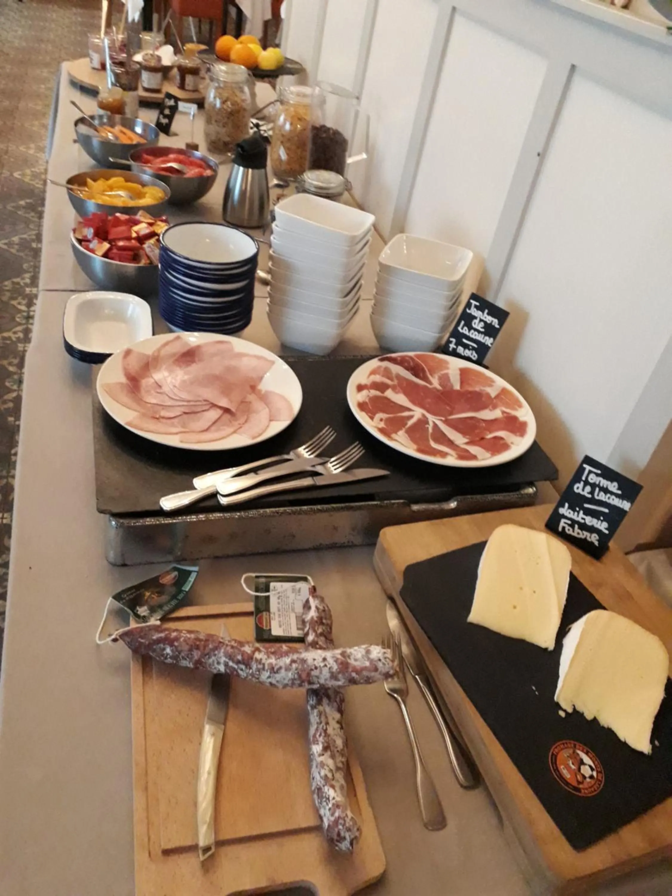 Buffet breakfast in Hôtel Au Pavillon du Frêne