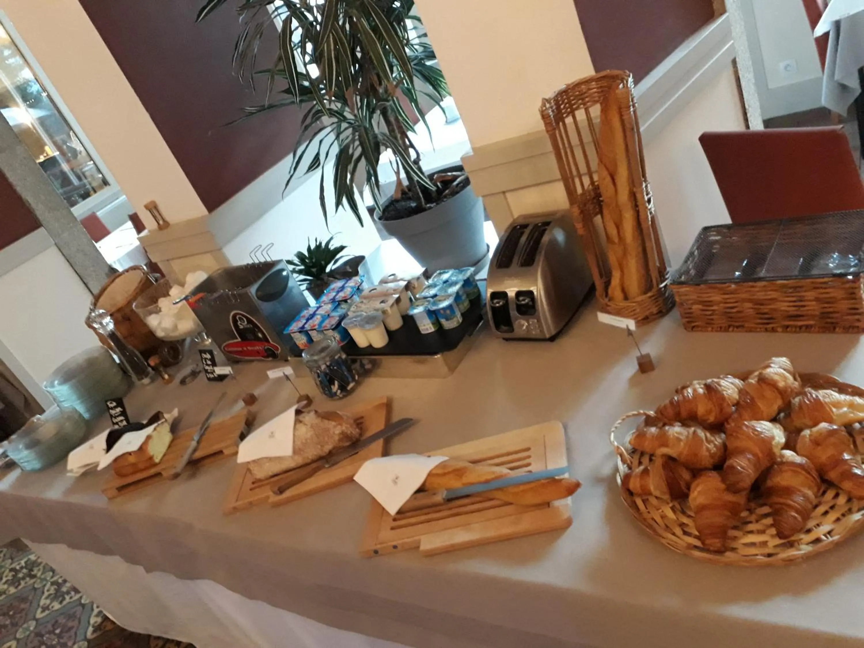 Buffet breakfast in Hôtel Au Pavillon du Frêne