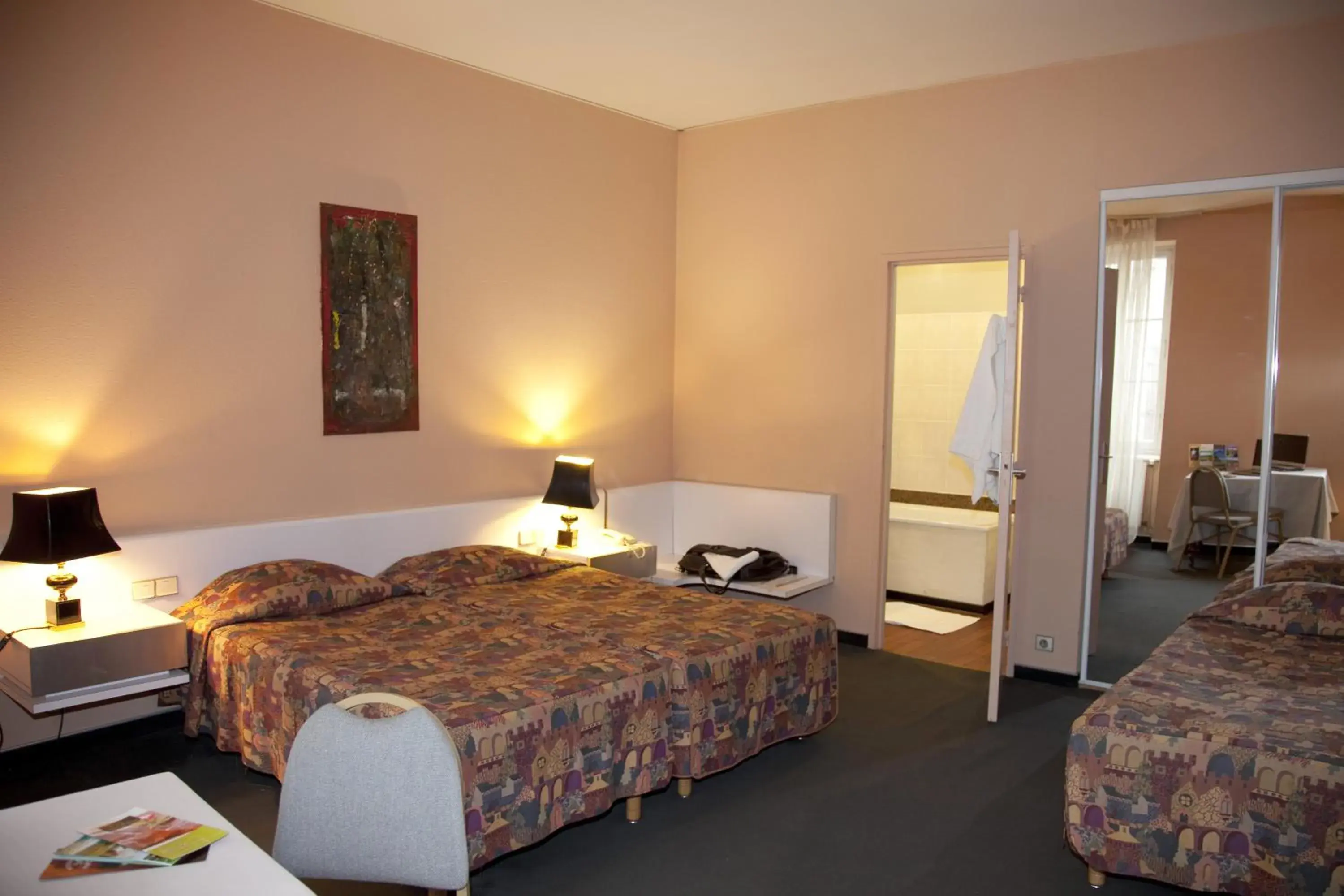 Connecting Room in Hôtel Au Pavillon du Frêne Connecting Room in Hôtel Au Pavillon du Frêne