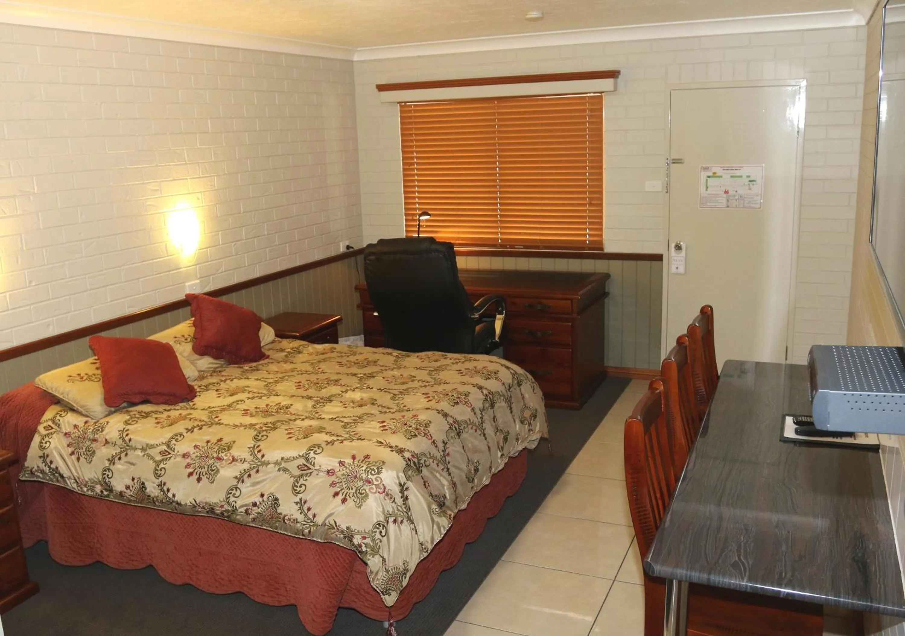 Bedroom, Bed in Barcaldine Country Motor Inn