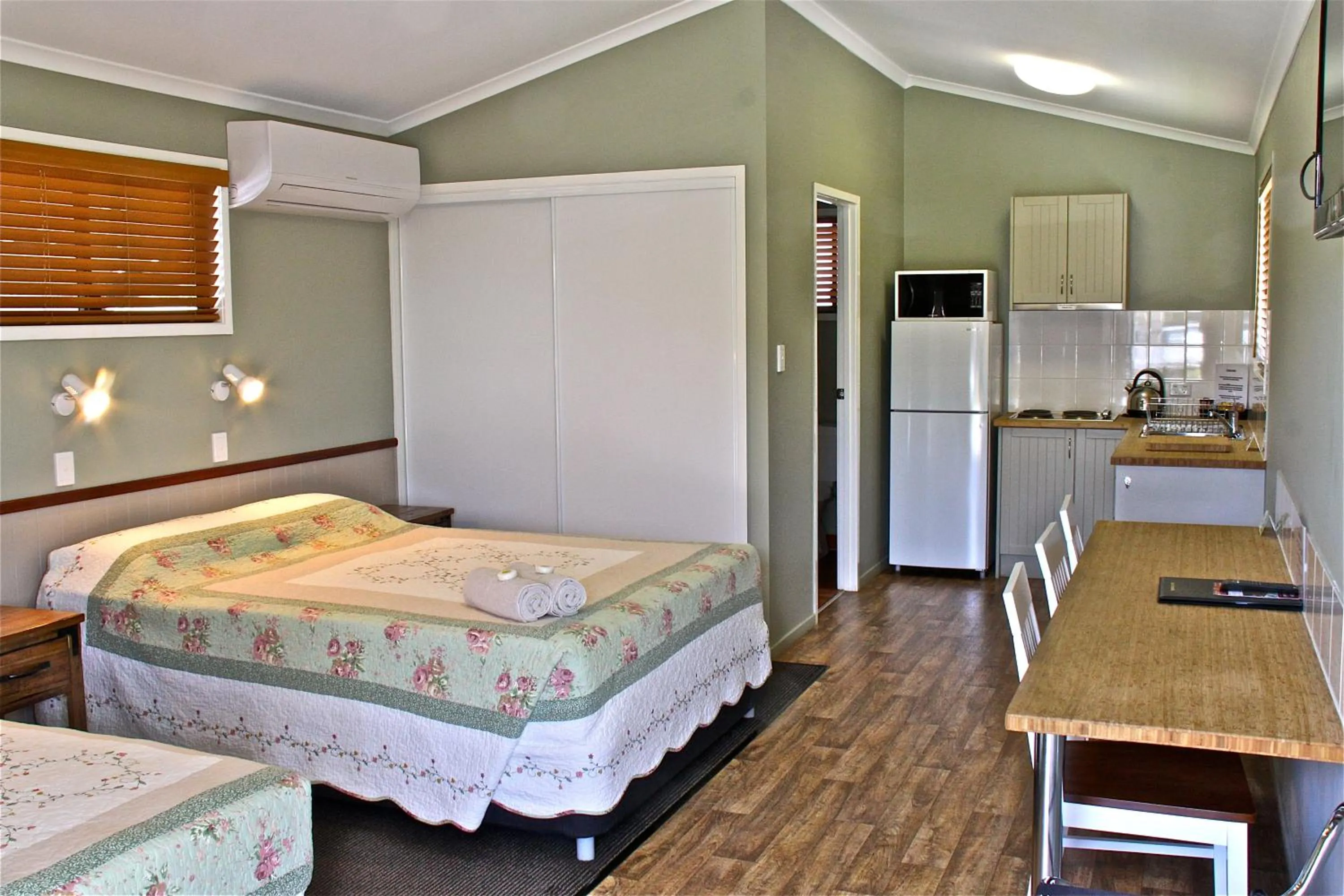 Bedroom, Bed in Barcaldine Country Motor Inn