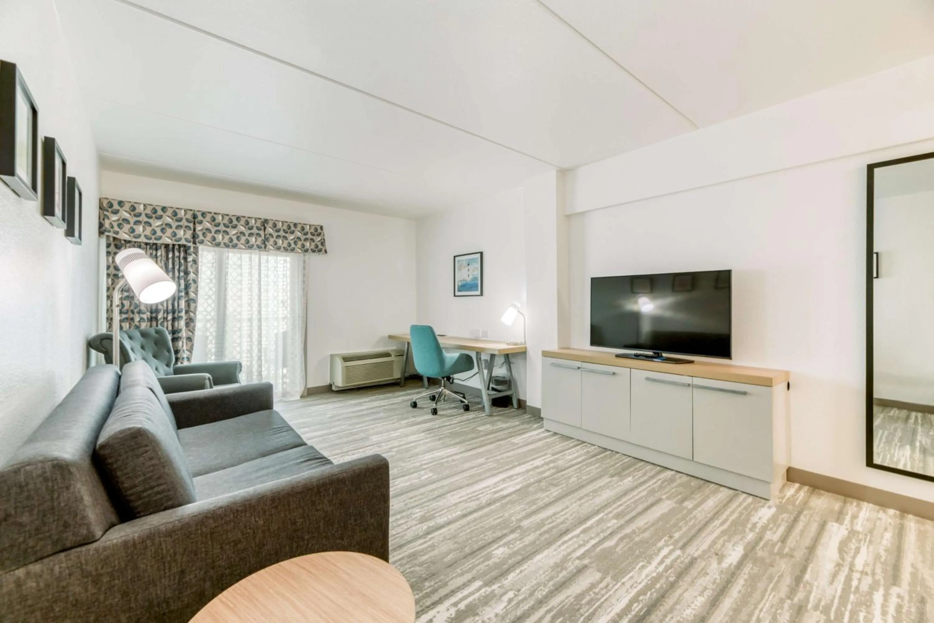 Living room in Hilton Garden Inn Outer Banks/Kitty Hawk