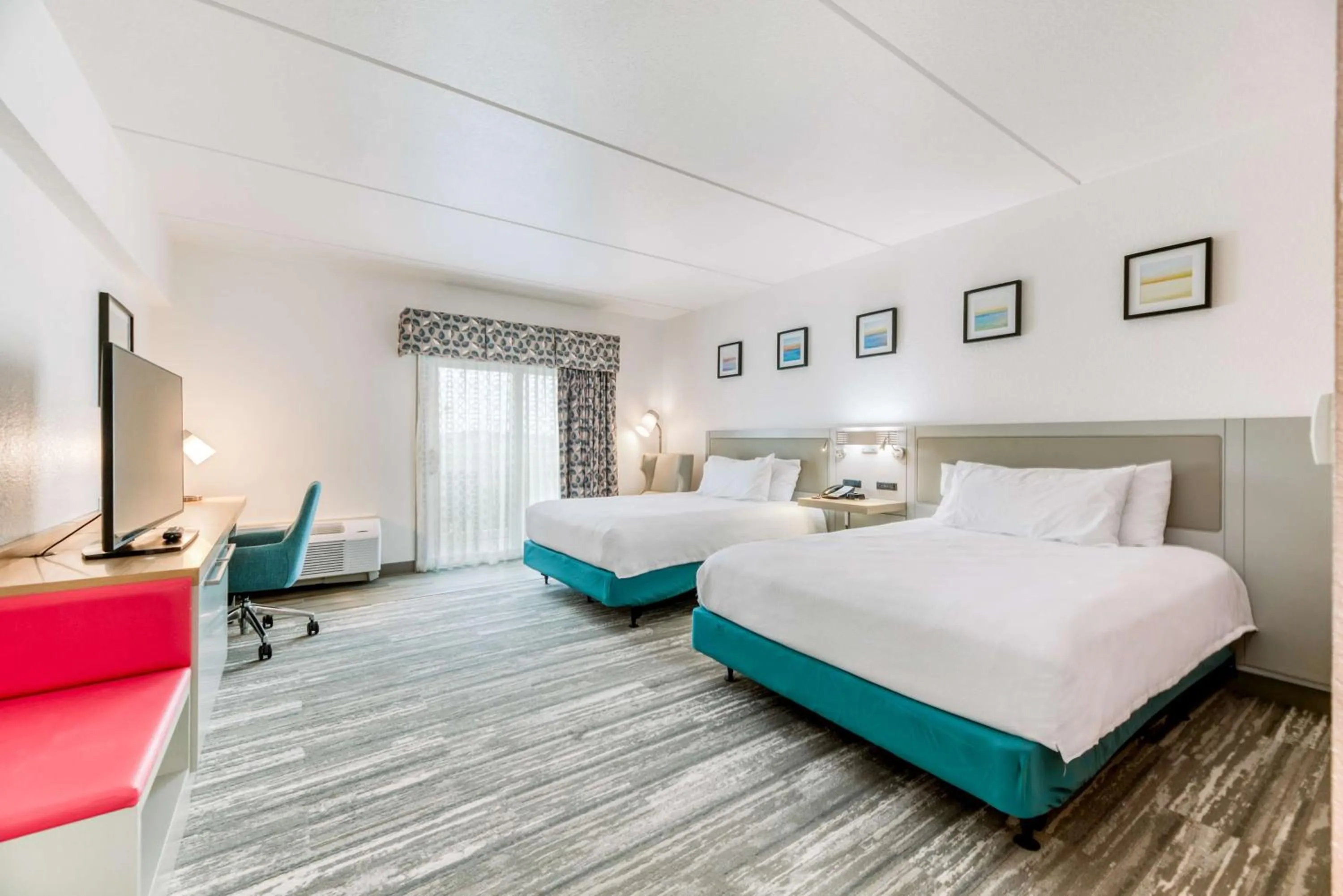 Living room, Bed in Hilton Garden Inn Outer Banks/Kitty Hawk