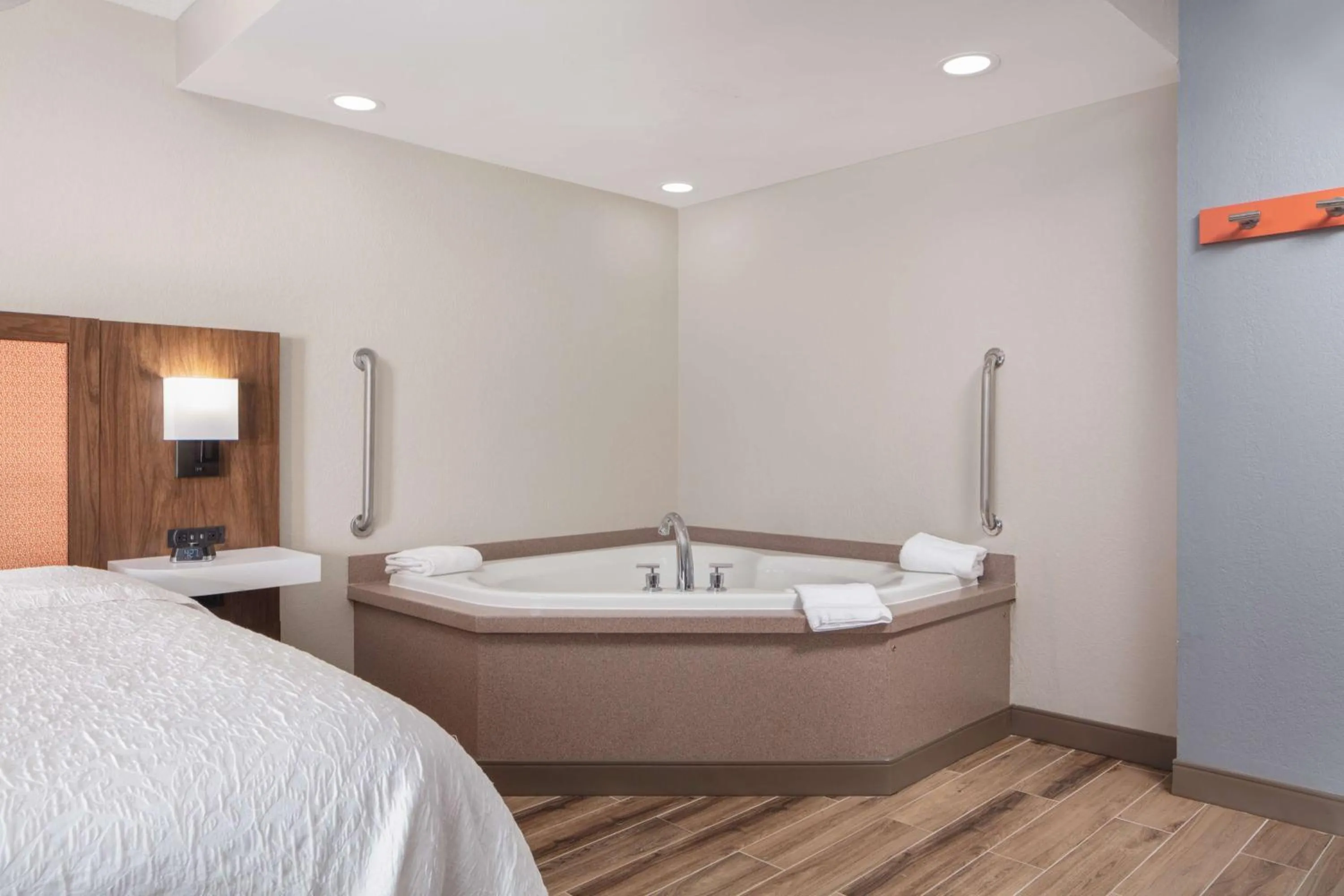 Bathroom, Bed in Hampton Inn Joliet-Plainfield I-55