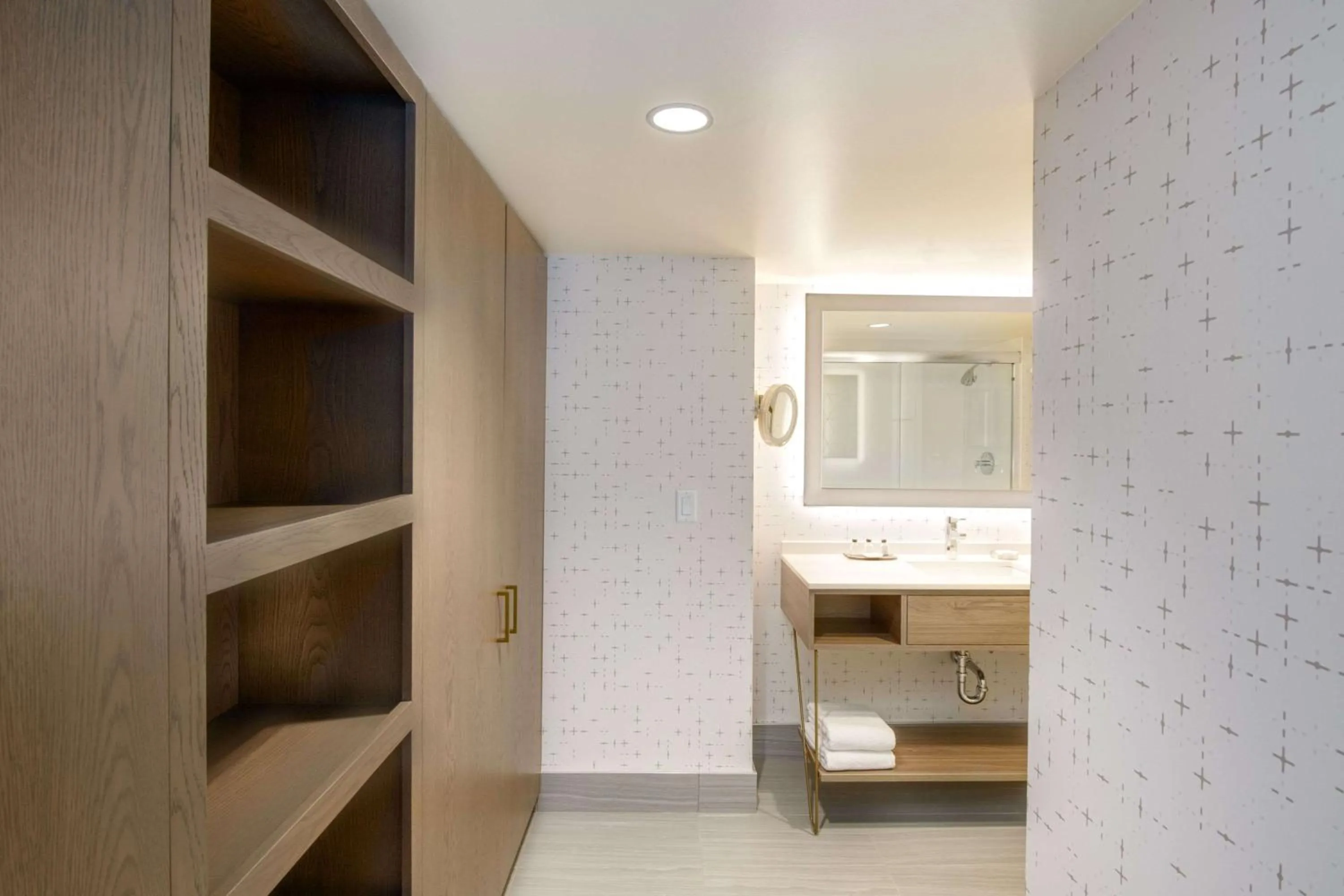 Bathroom, Bed in Sonesta Columbus Downtown