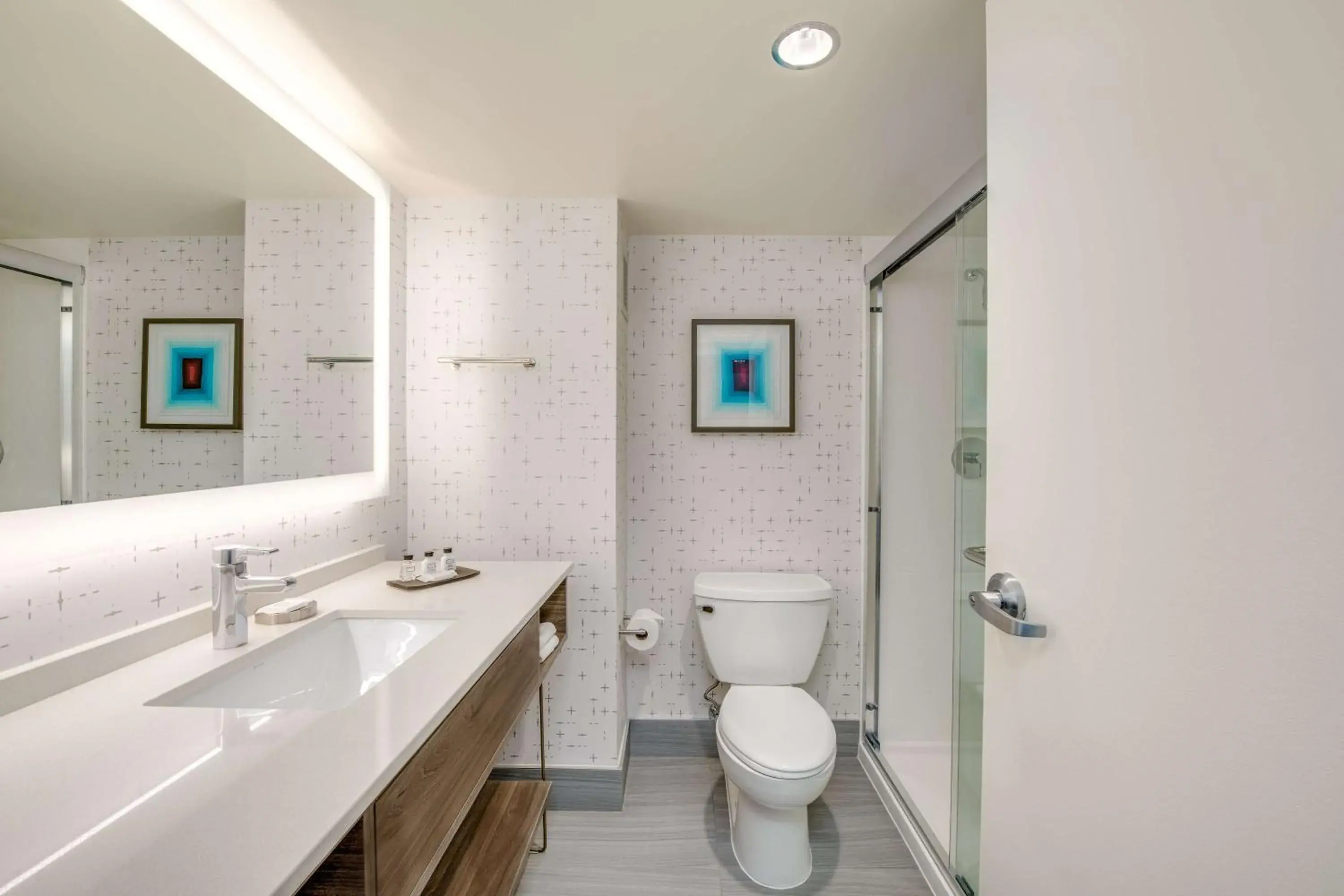 Deluxe Queen Room Mobility Accessible w.Tub in Sonesta Columbus Downtown Deluxe Queen Room Mobility Accessible w.Tub in Sonesta Columbus Downtown