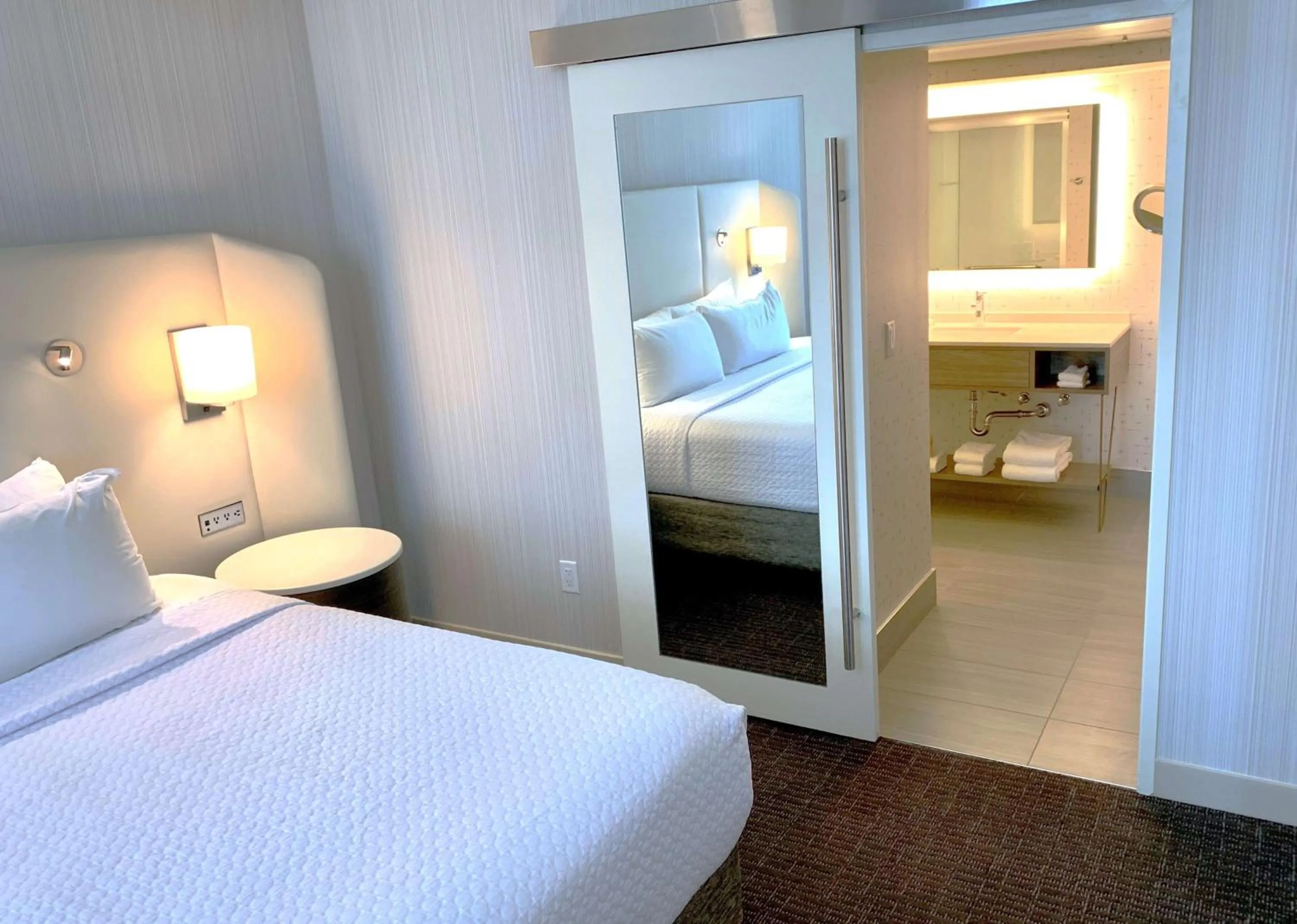 Bedroom, Bed in Sonesta Columbus Downtown