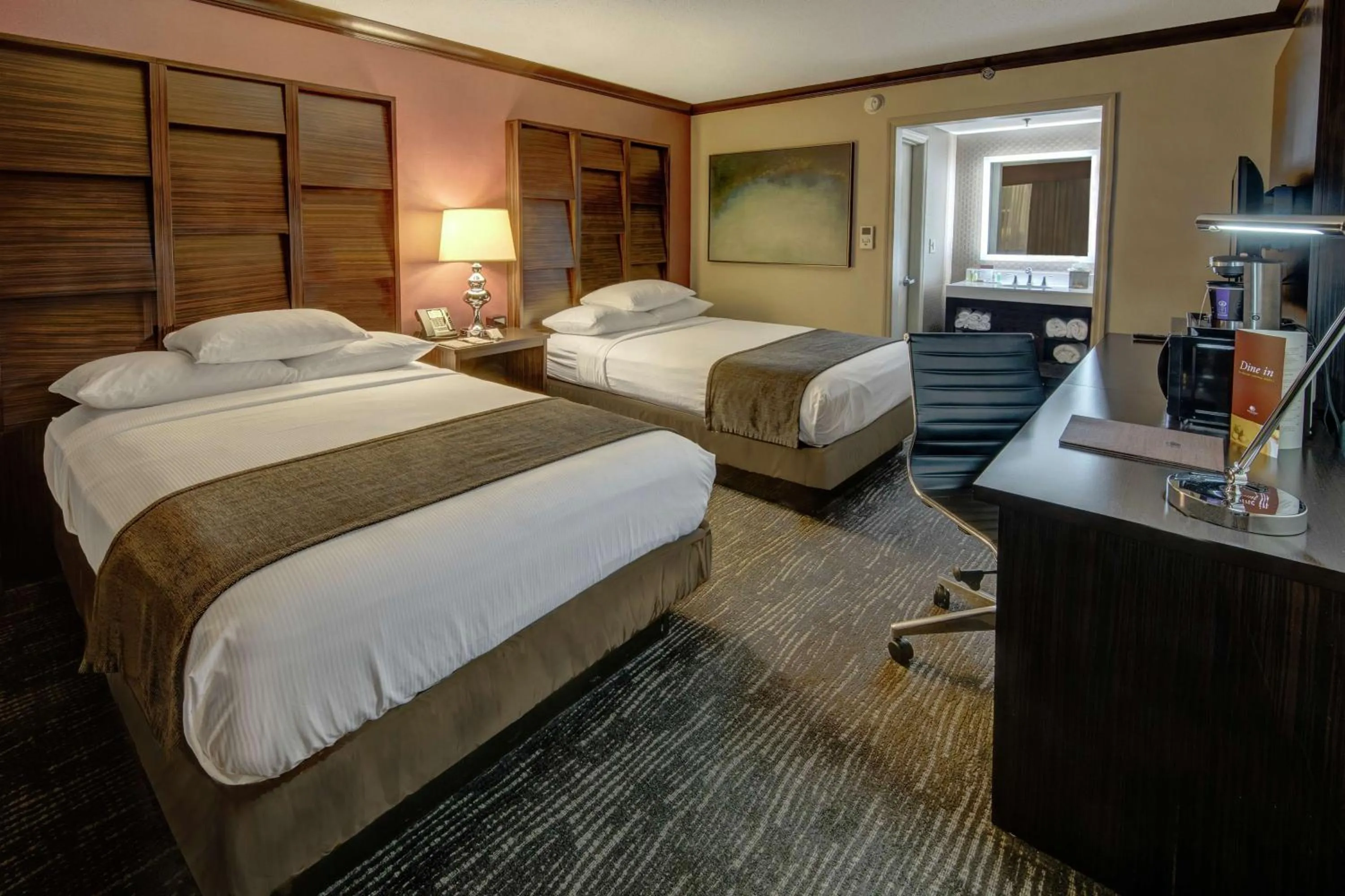 Bedroom, Bed in DoubleTree by Hilton Decatur Riverfront