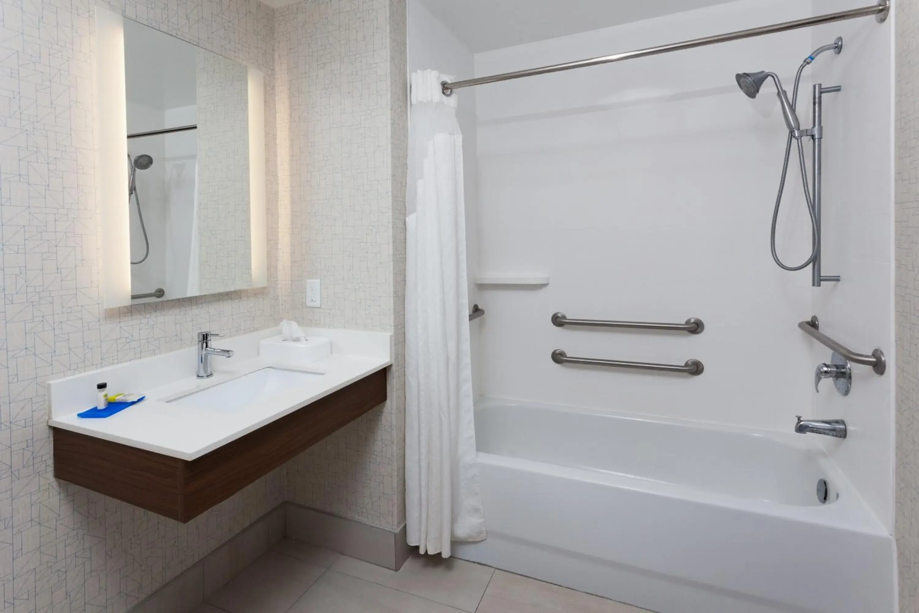 Standard King Room with Mobility Accessible Tub in Holiday Inn Express Hotel & Suites Dothan North by IHG Standard King Room with Mobility Accessible Tub in Holiday Inn Express Hotel & Suites Dothan North by IHG