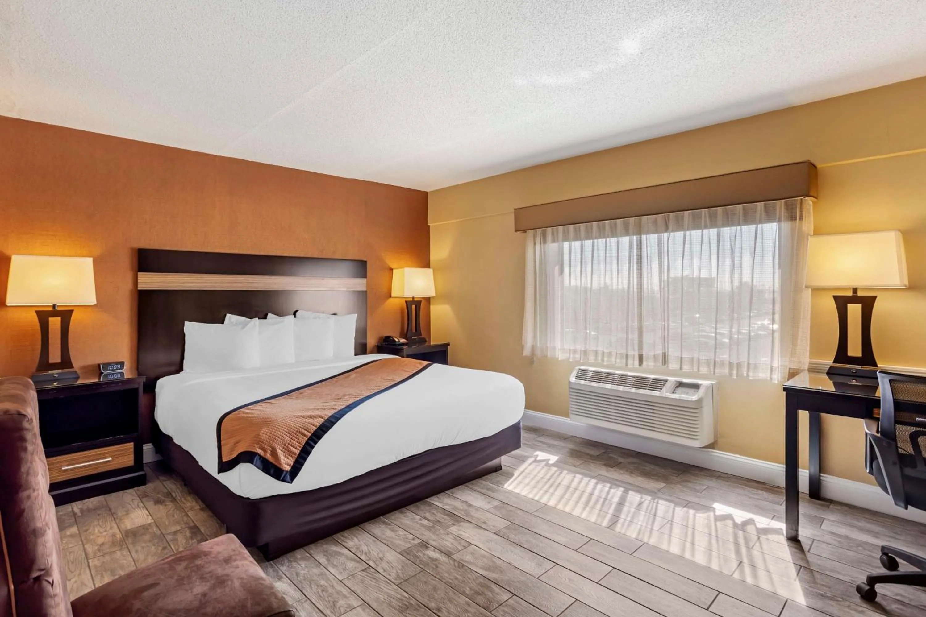 Bedroom, Bed in Best Western Plus Newark Airport West