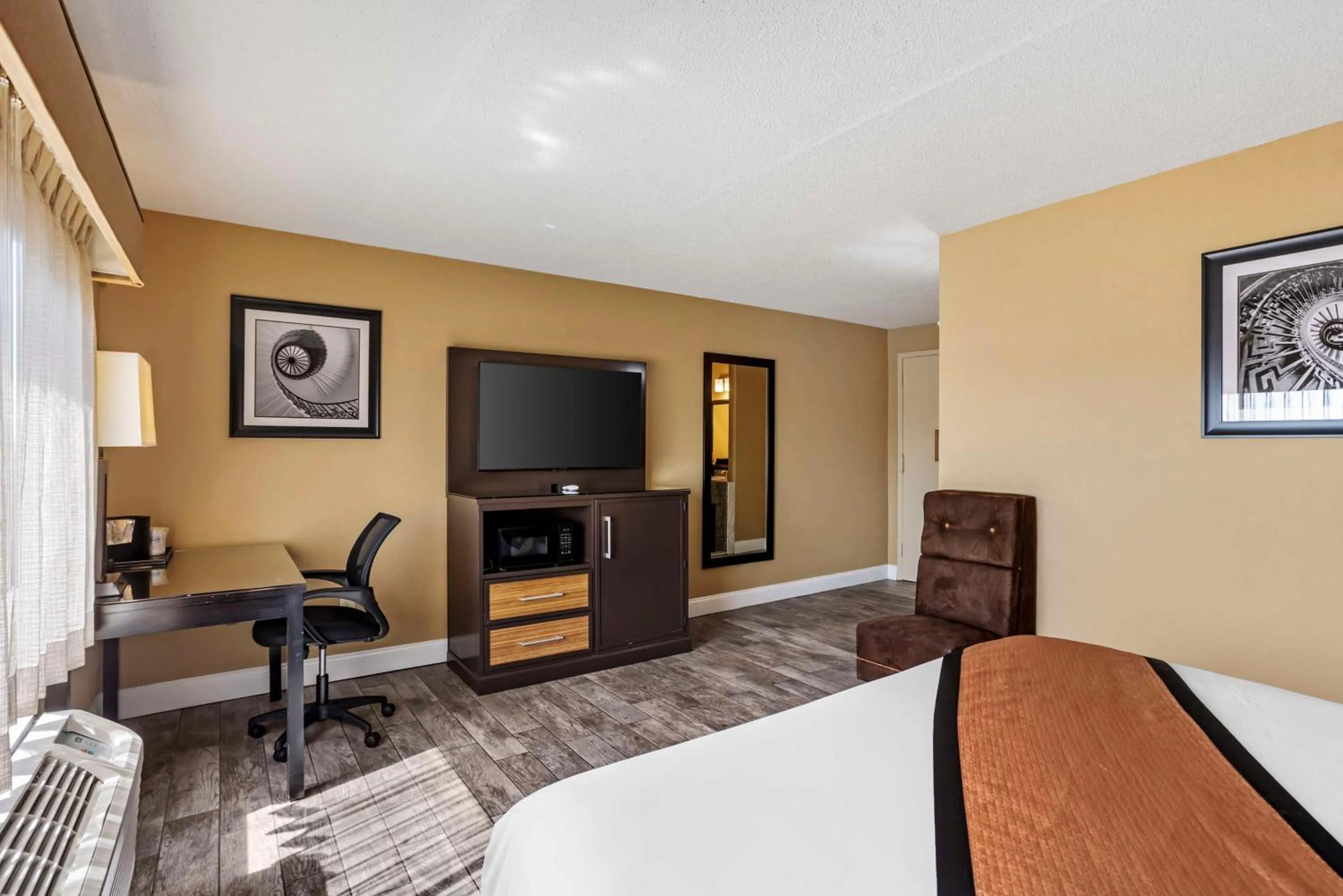 Bedroom, Bed in Best Western Plus Newark Airport West