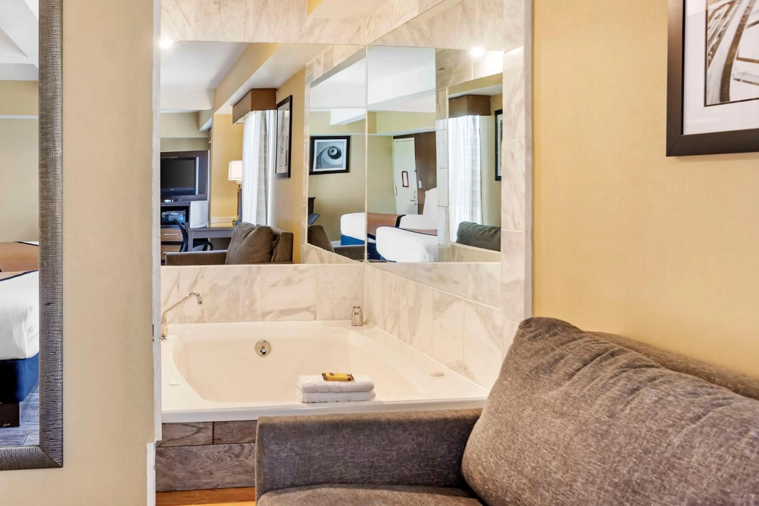 Bedroom, Bed in Best Western Plus Newark Airport West