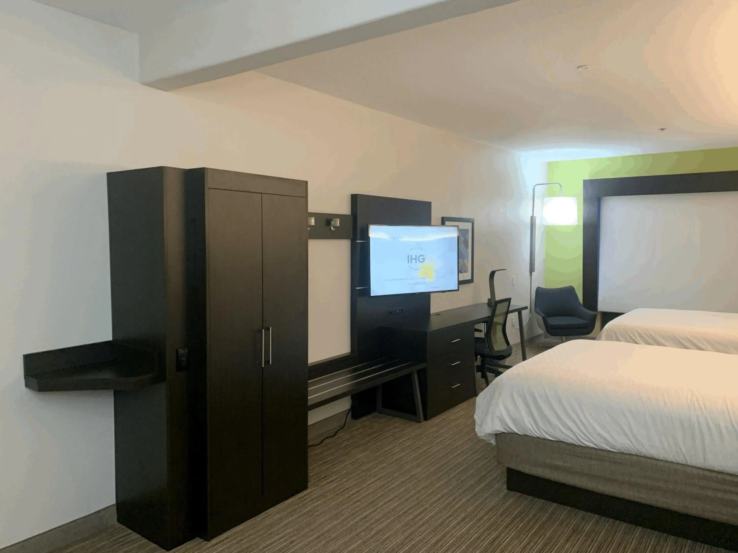 Photo of the whole room, Bed in Holiday Inn Express Hotel & Suites Greenville by IHG