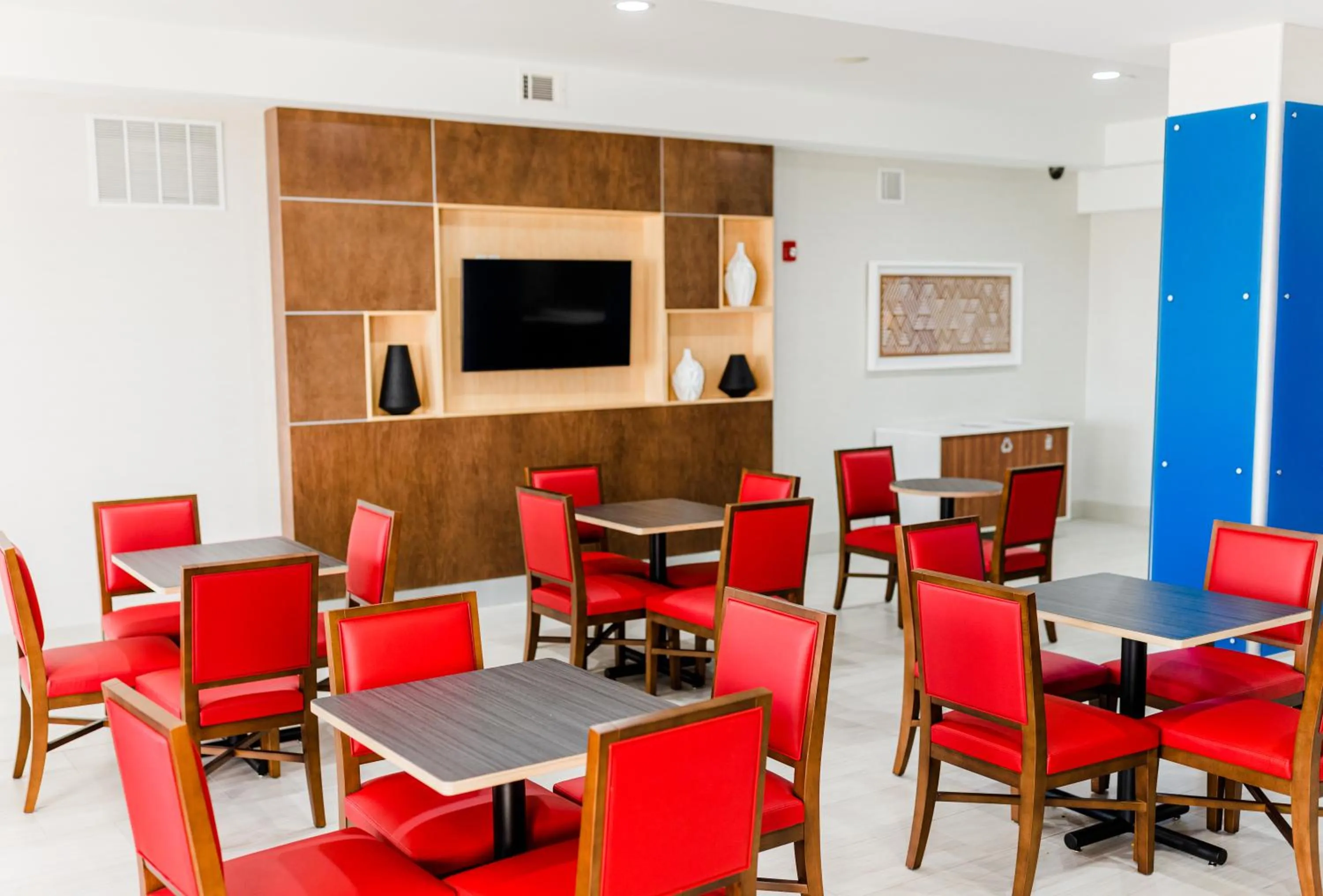 Communal lounge/ TV room in Holiday Inn Express Hotel & Suites Greenville by IHG