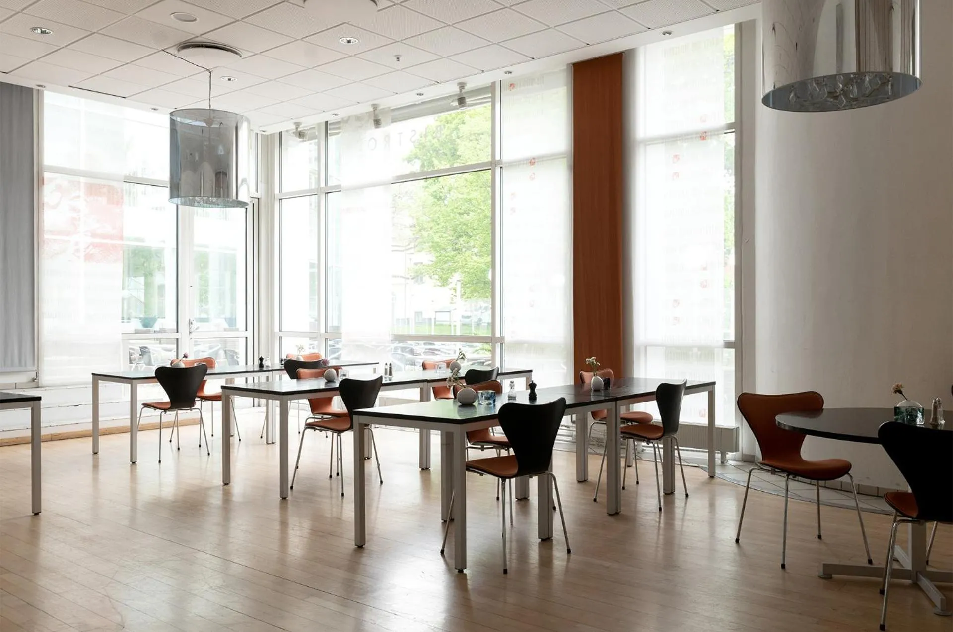 Restaurant/places to eat in Elite Park Hotel