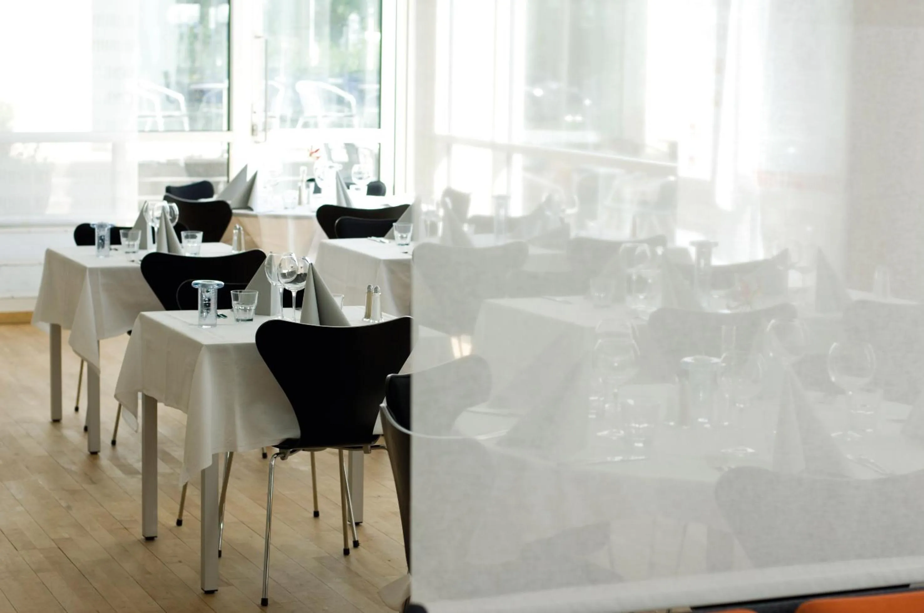 Restaurant/places to eat in Elite Park Hotel