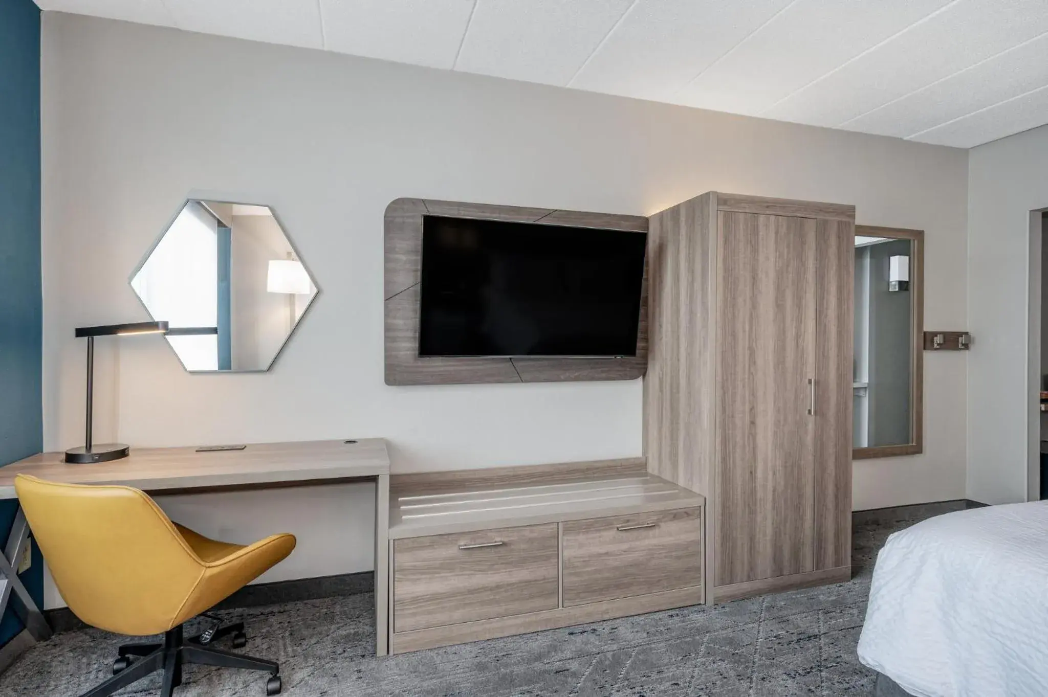 Queen Room with Two Queen Beds and Tub - Mobility/Communications Accessible in Holiday Inn Express Hotel & Suites Columbus Airport by IHG Queen Room with Two Queen Beds and Tub - Mobility/Communications Accessible in Holiday Inn Express Hotel & Suites Columbus Airport by IHG