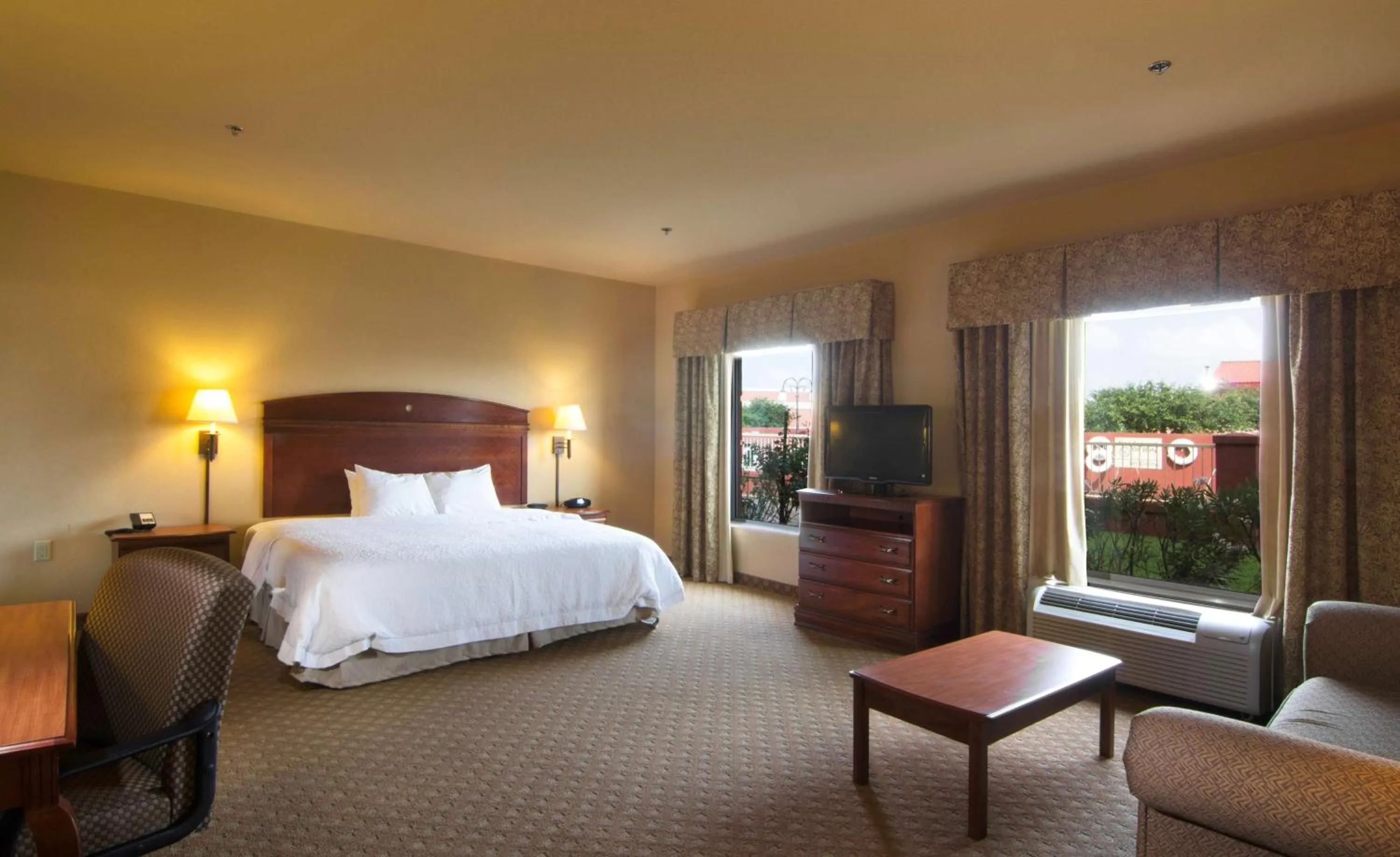 Bed in Hampton Inn and Suites-Brownsville