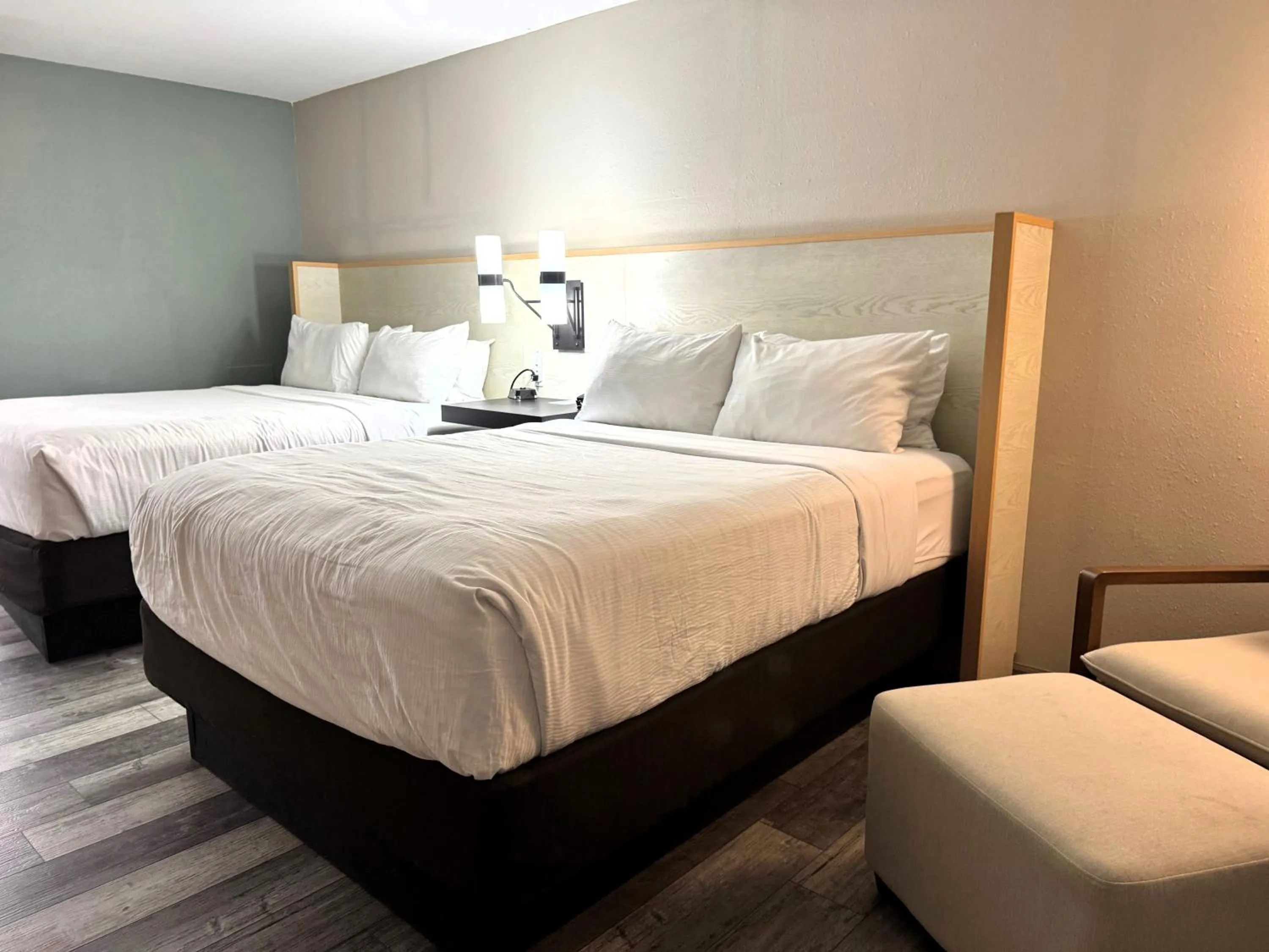 Bedroom, Bed in Wyndham Garden Lake Guntersville