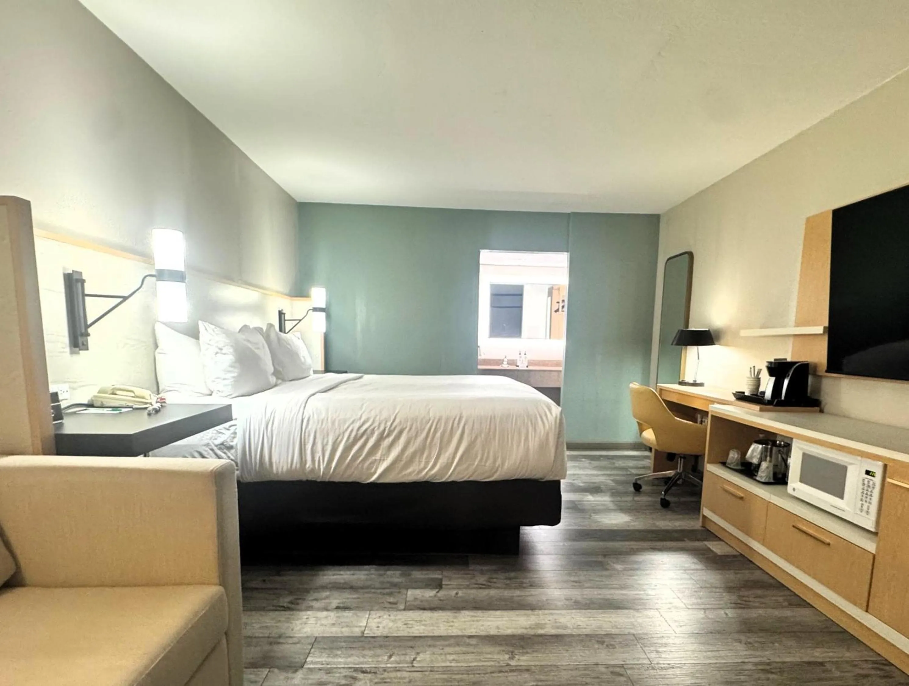 Photo of the whole room, Bed in Wyndham Garden Lake Guntersville