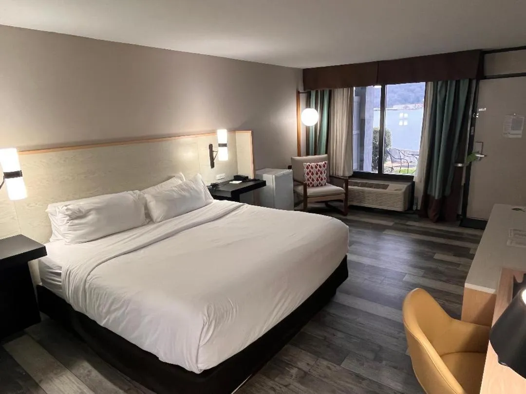 Bed in Wyndham Garden Lake Guntersville