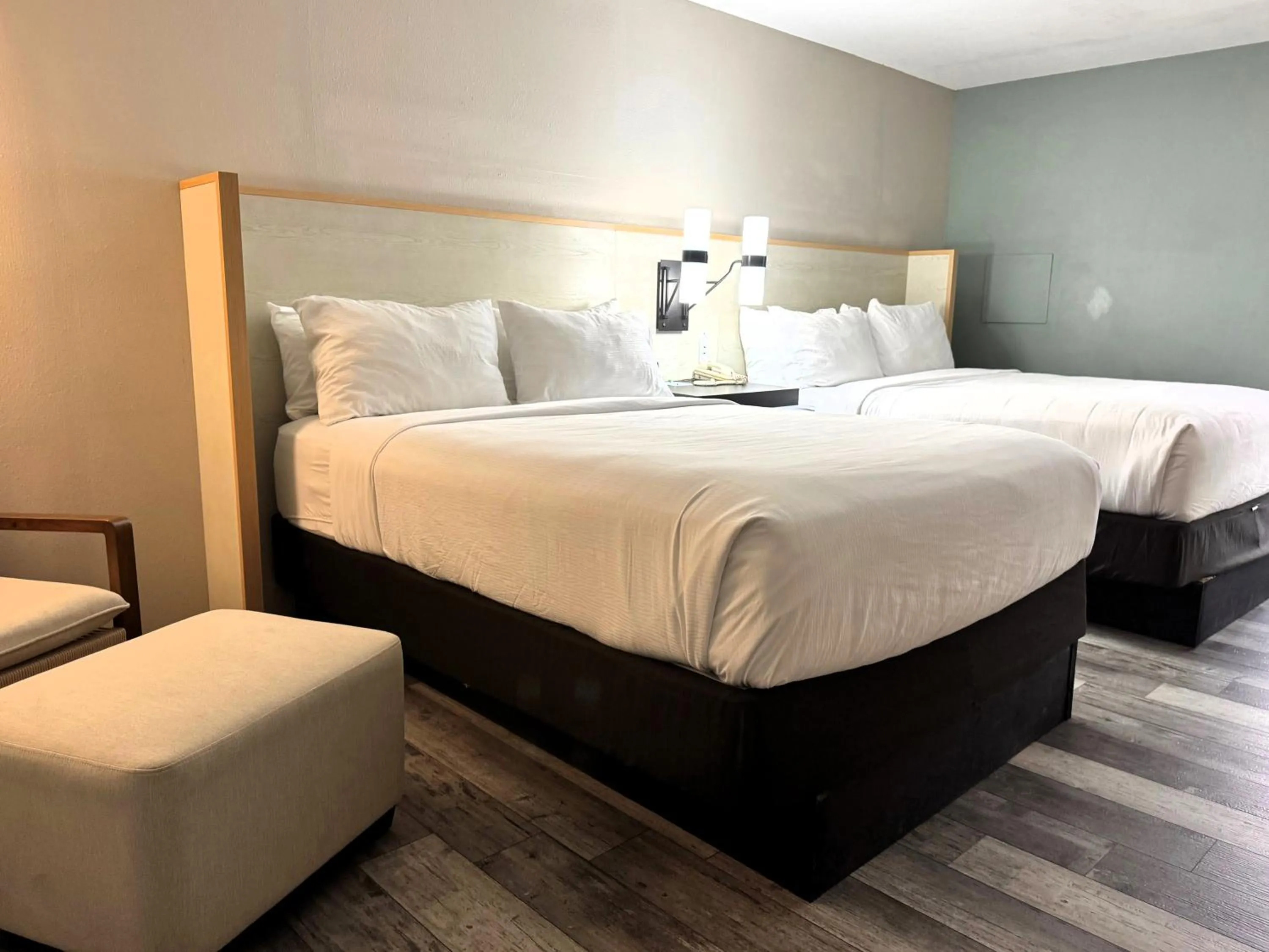 Bedroom, Bed in Wyndham Garden Lake Guntersville