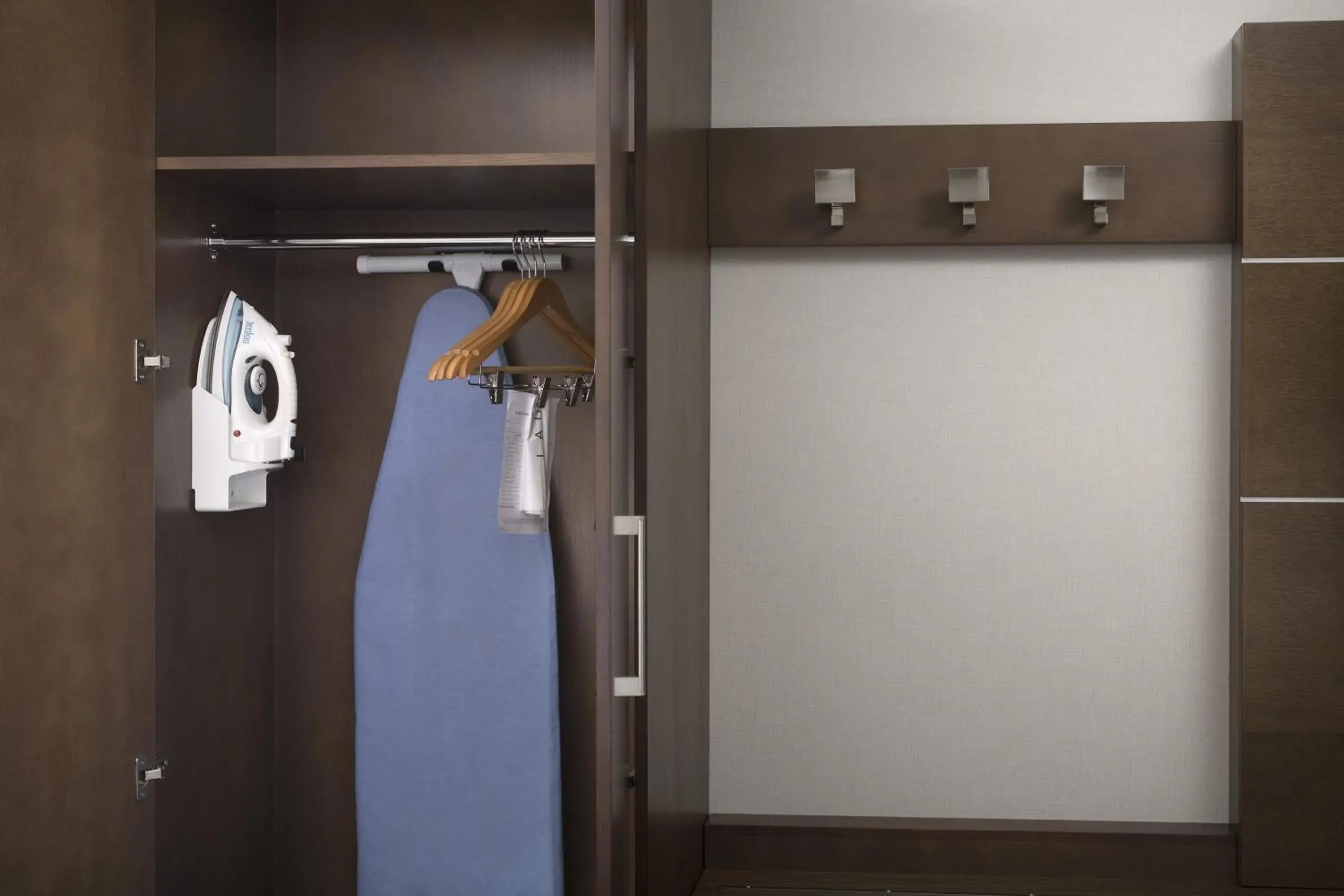 Standard King Room with Roll-In Shower - Mobility Access in Holiday Inn Express Andover North - Lawrence by IHG Standard King Room with Roll-In Shower - Mobility Access in Holiday Inn Express Andover North - Lawrence by IHG