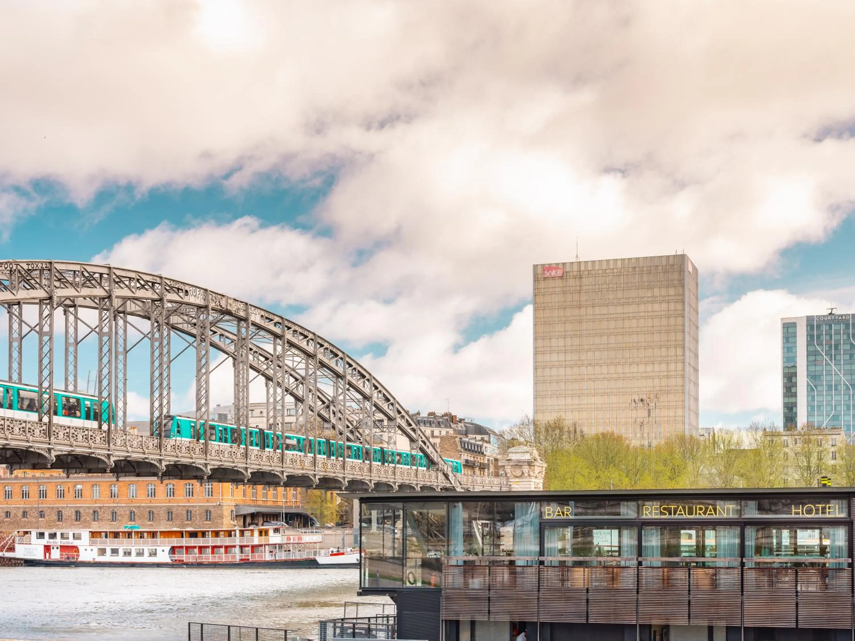 Facade/entrance in Hotel OFF Paris Seine