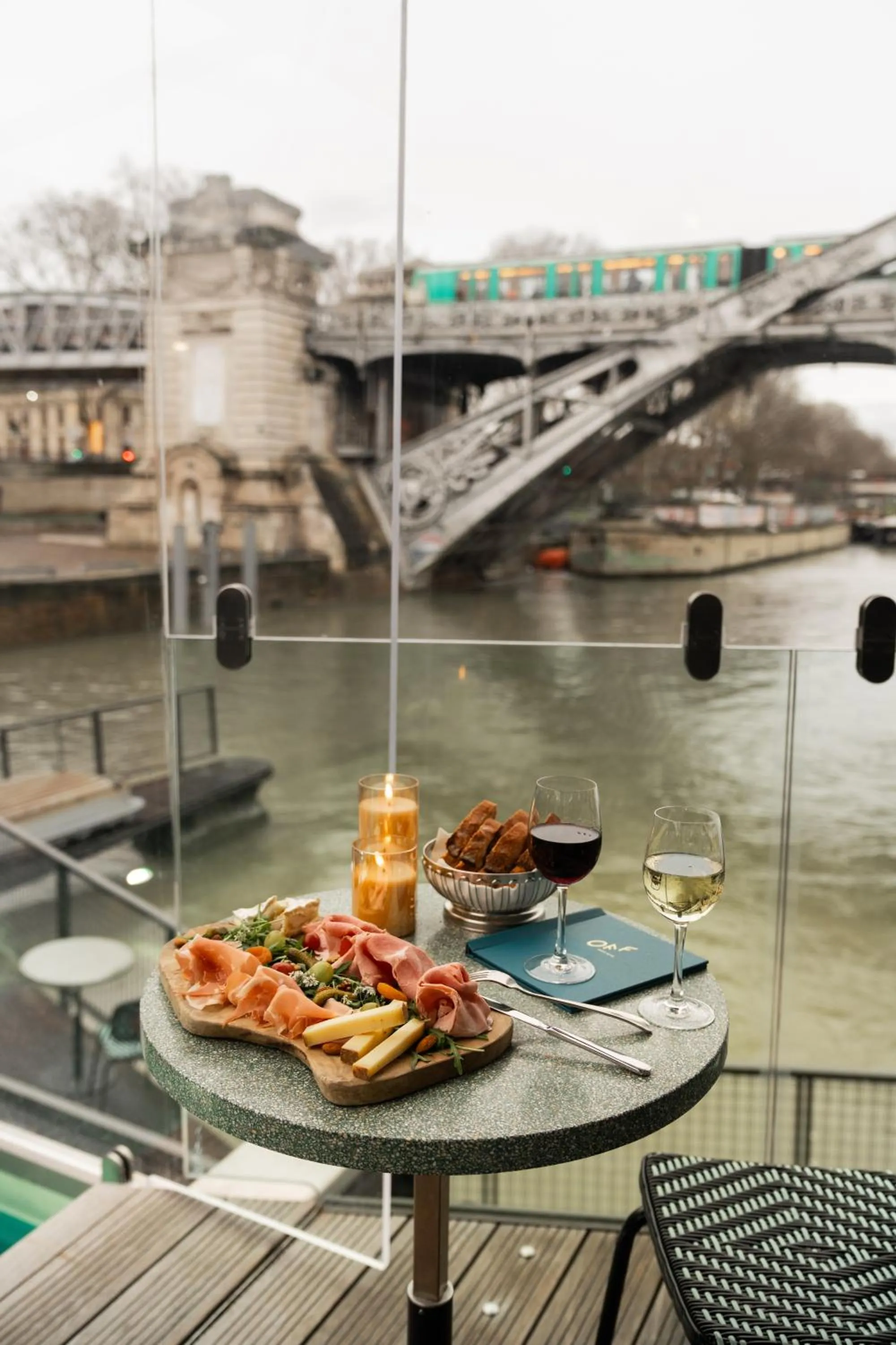Restaurant/places to eat in Hotel OFF Paris Seine