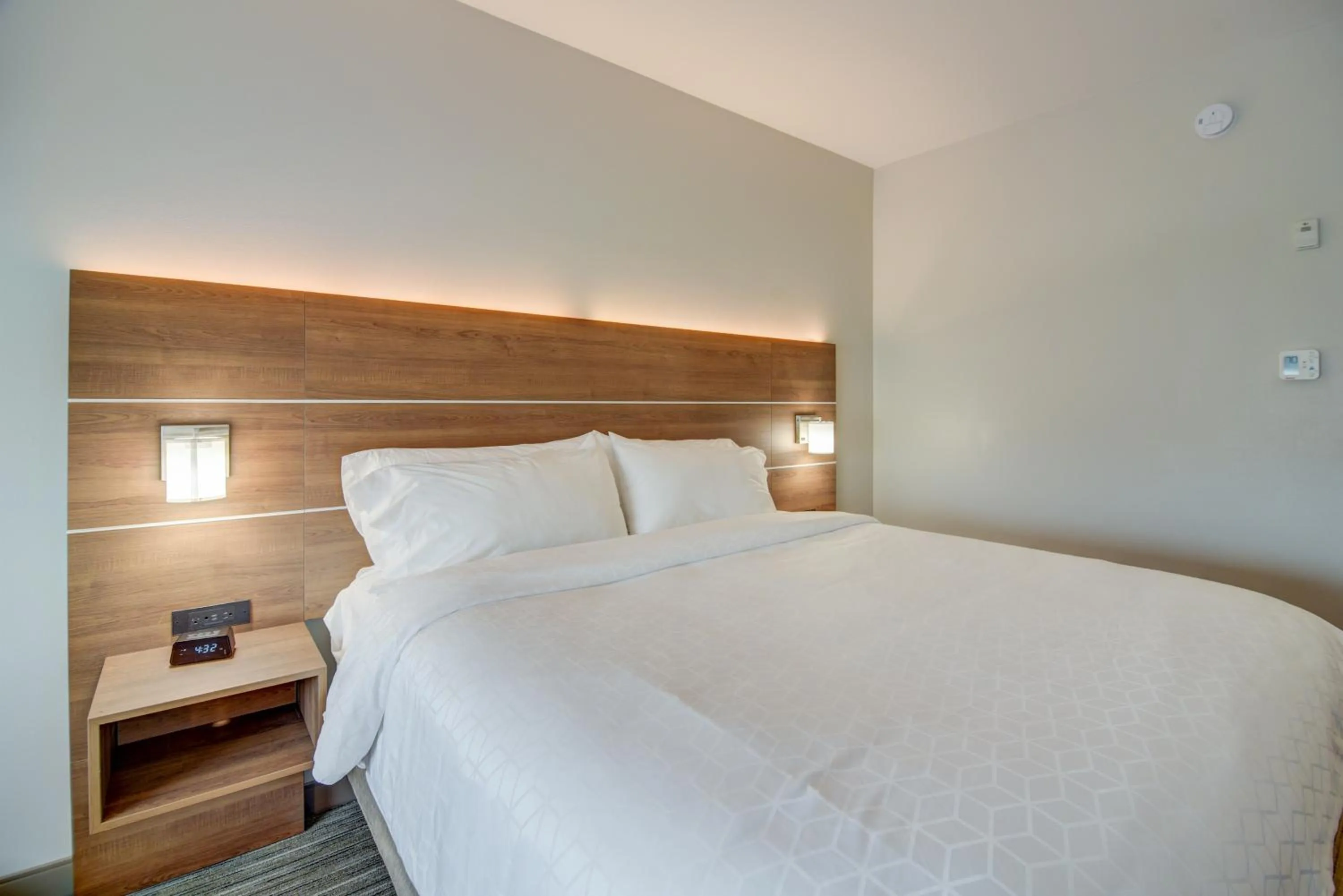 Bedroom, Bed in Holiday Inn Express Hotel & Suites Foley by IHG