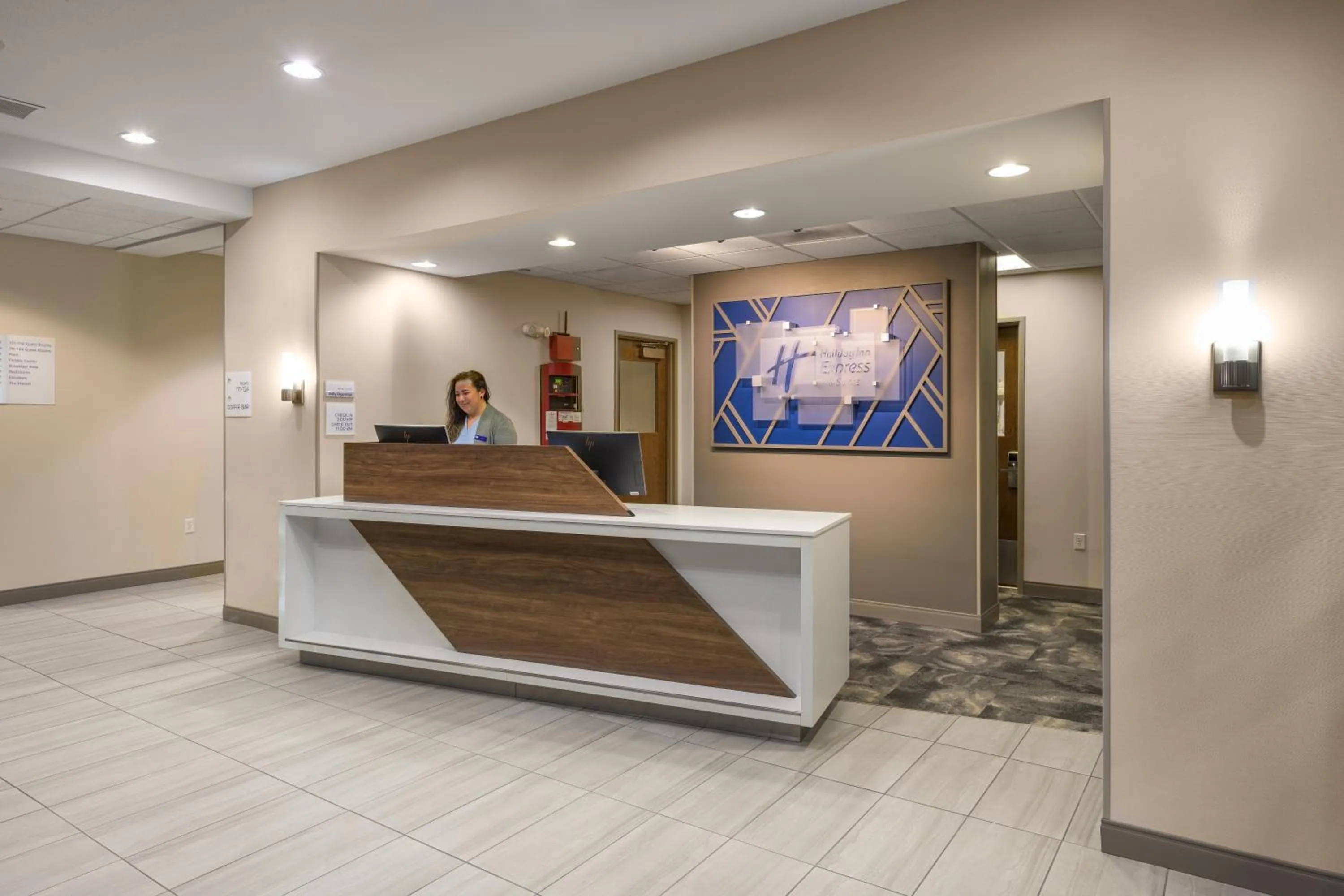 Lobby or reception in Holiday Inn Express Belgrade-Bozeman Area by IHG