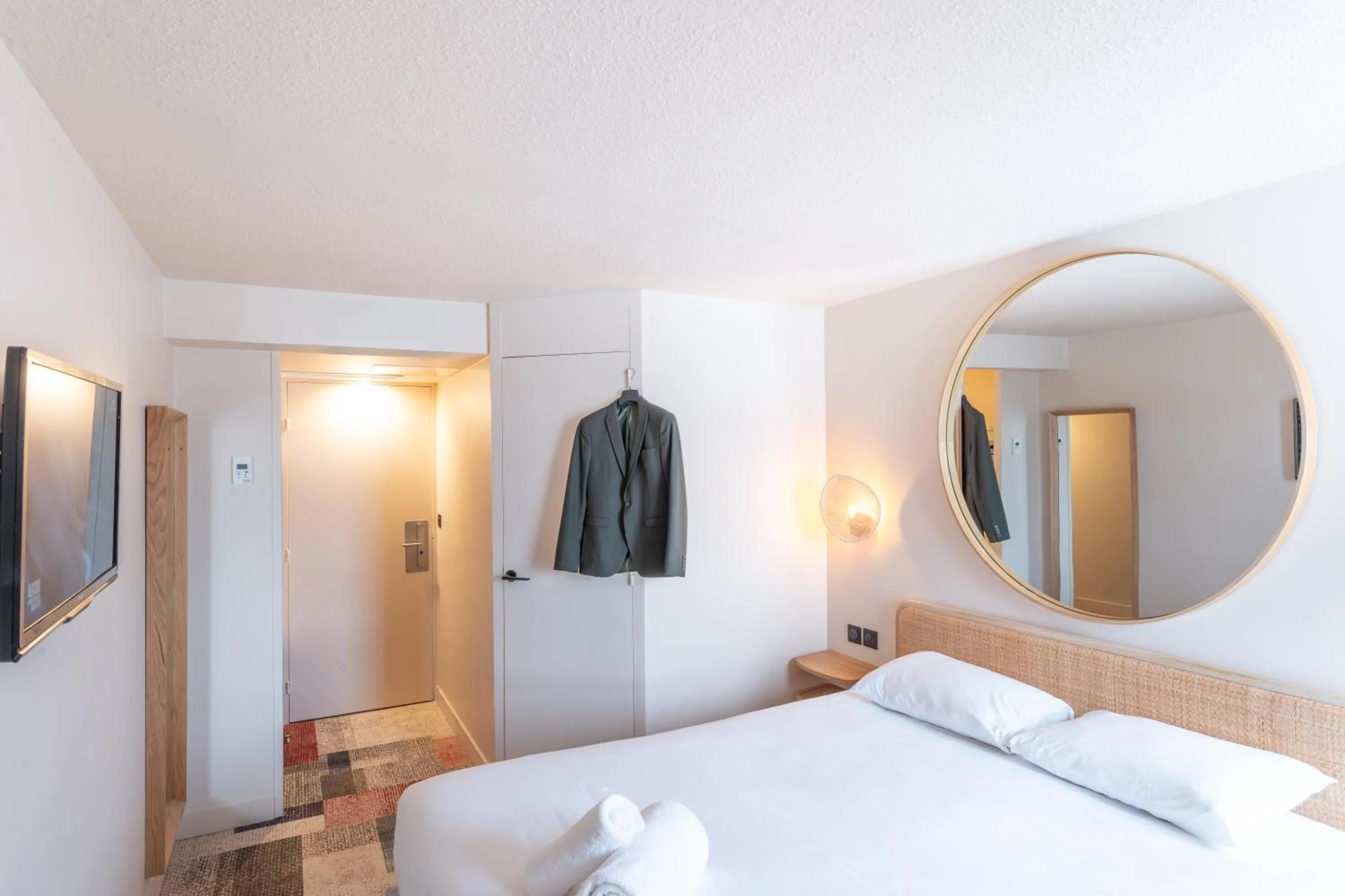 Bed in Hotel Bhoma Troyes