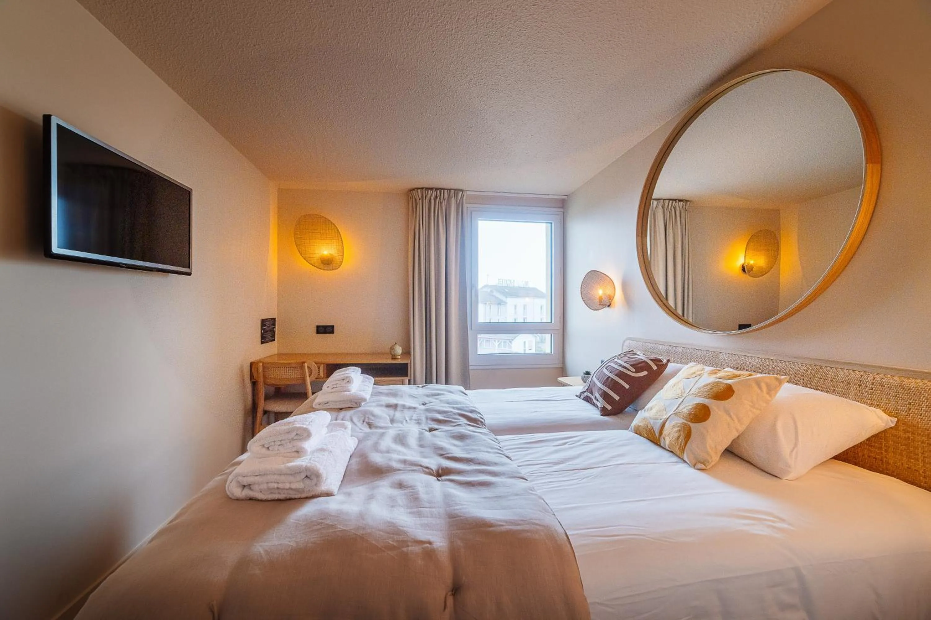 Photo of the whole room, Bed in Hotel Bhoma Troyes