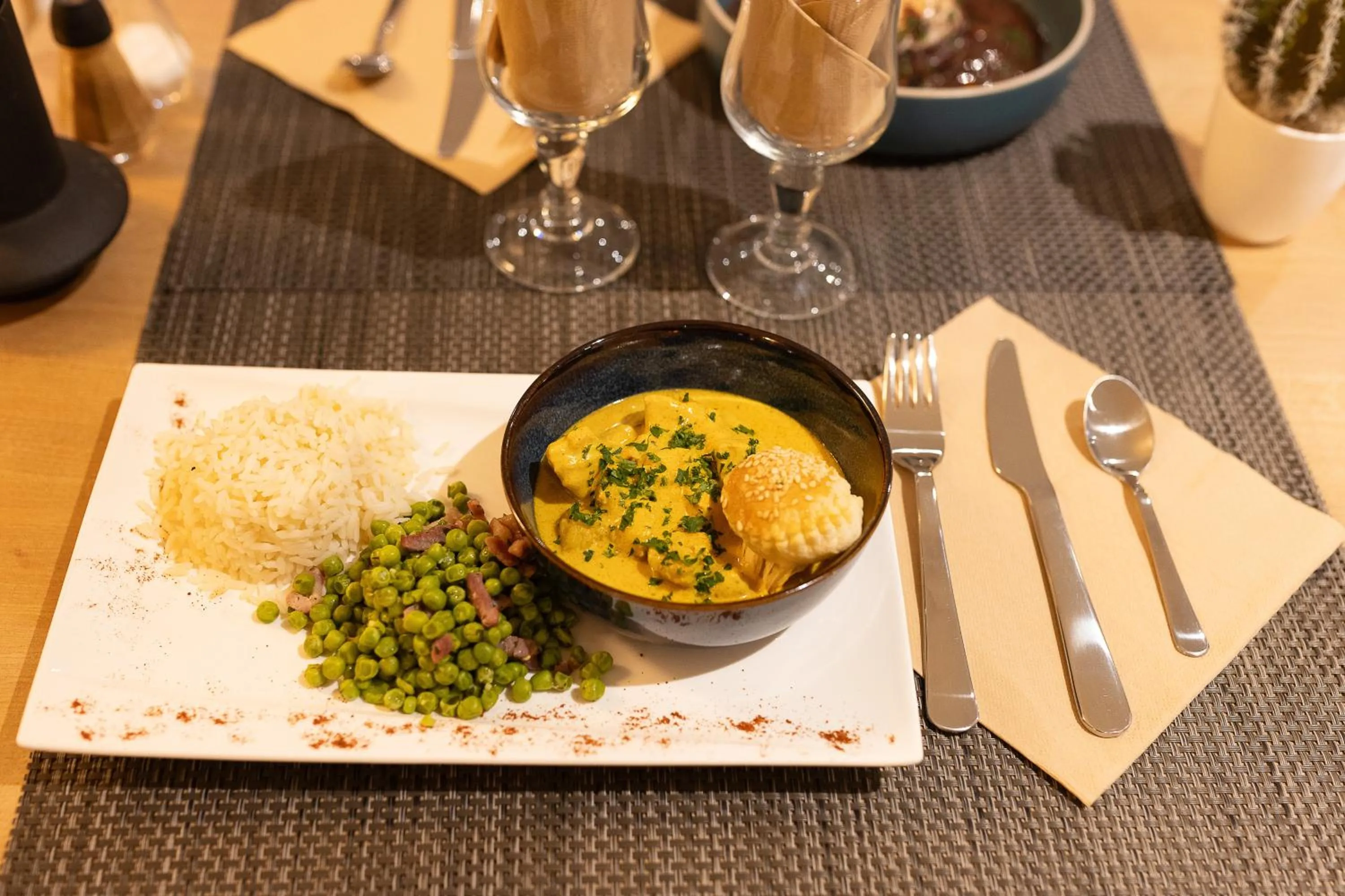 Restaurant/places to eat in Hotel Bhoma Troyes