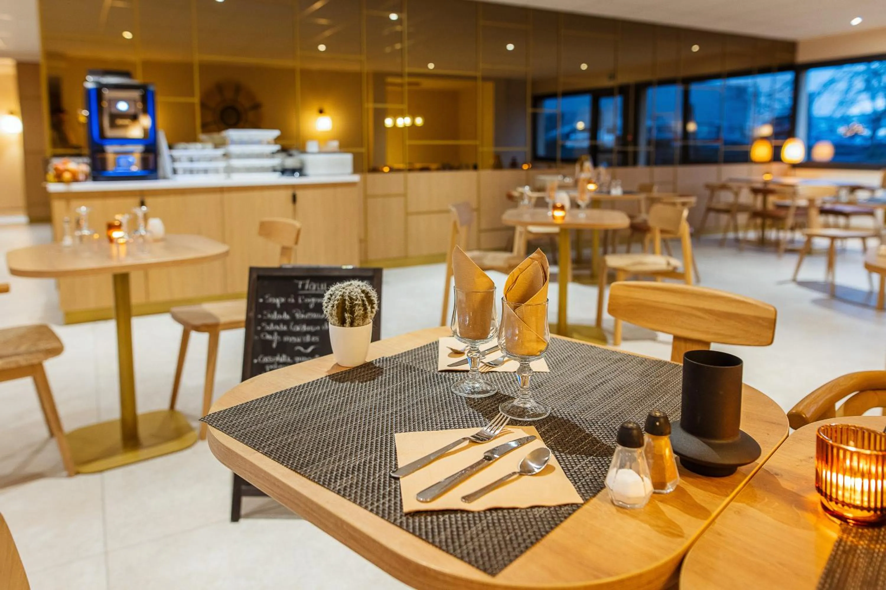 Restaurant/places to eat in Hotel Bhoma Troyes