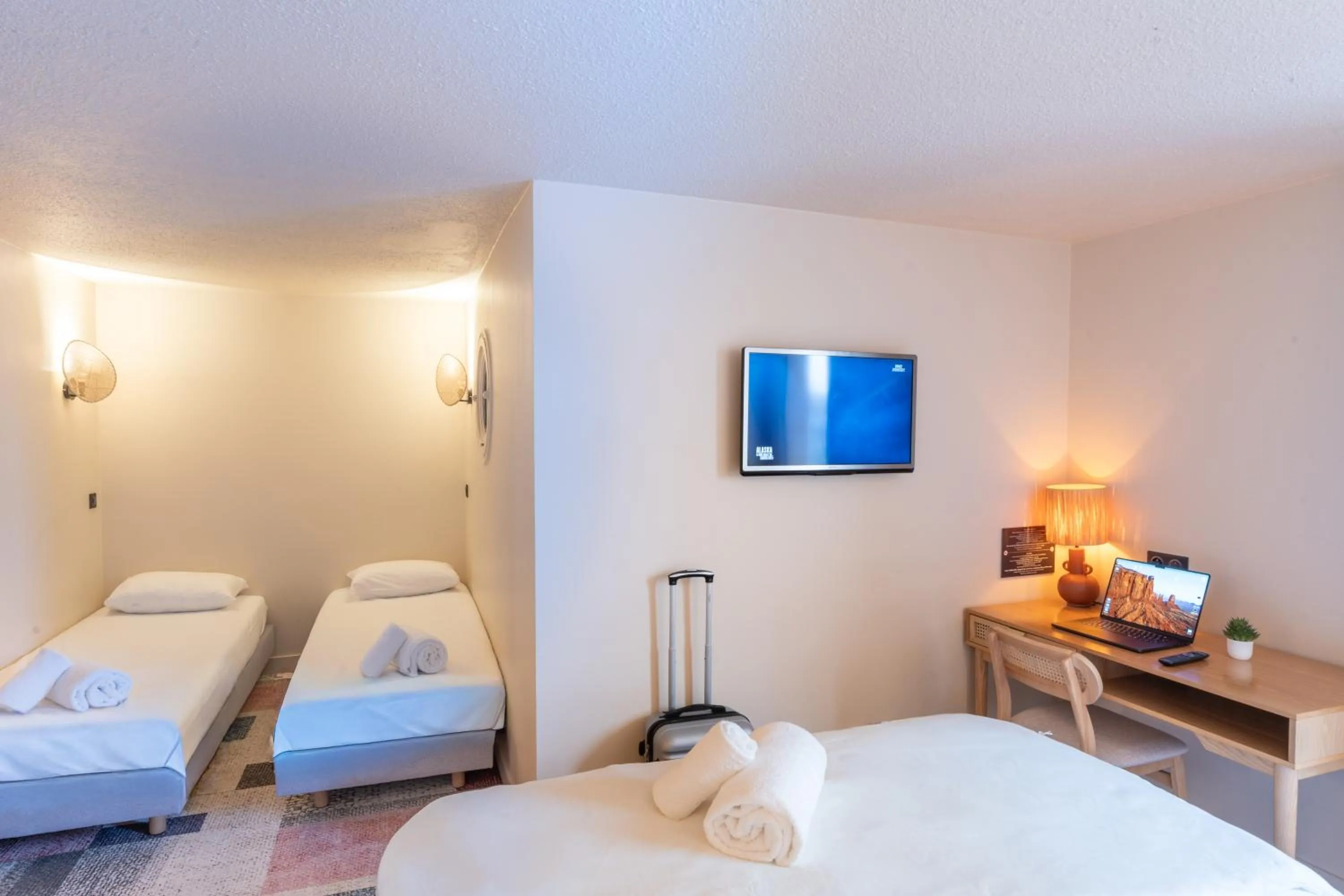 Photo of the whole room, Bed in Hotel Bhoma Troyes