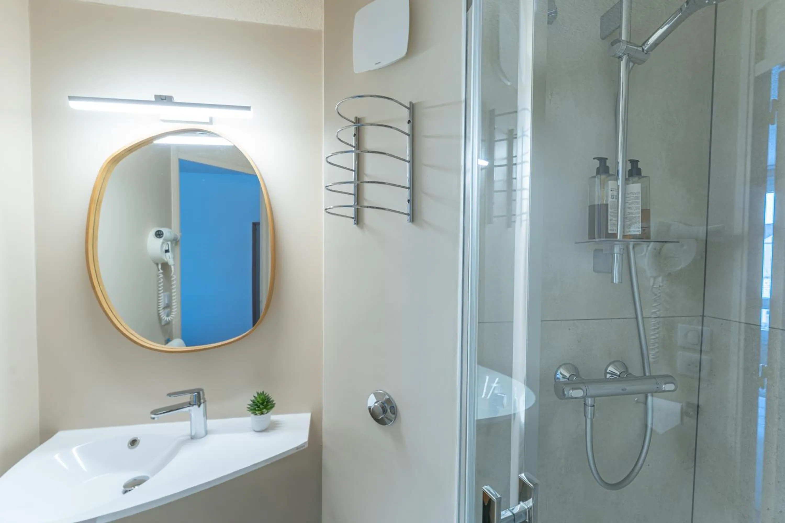 Shower in Hotel Bhoma Troyes