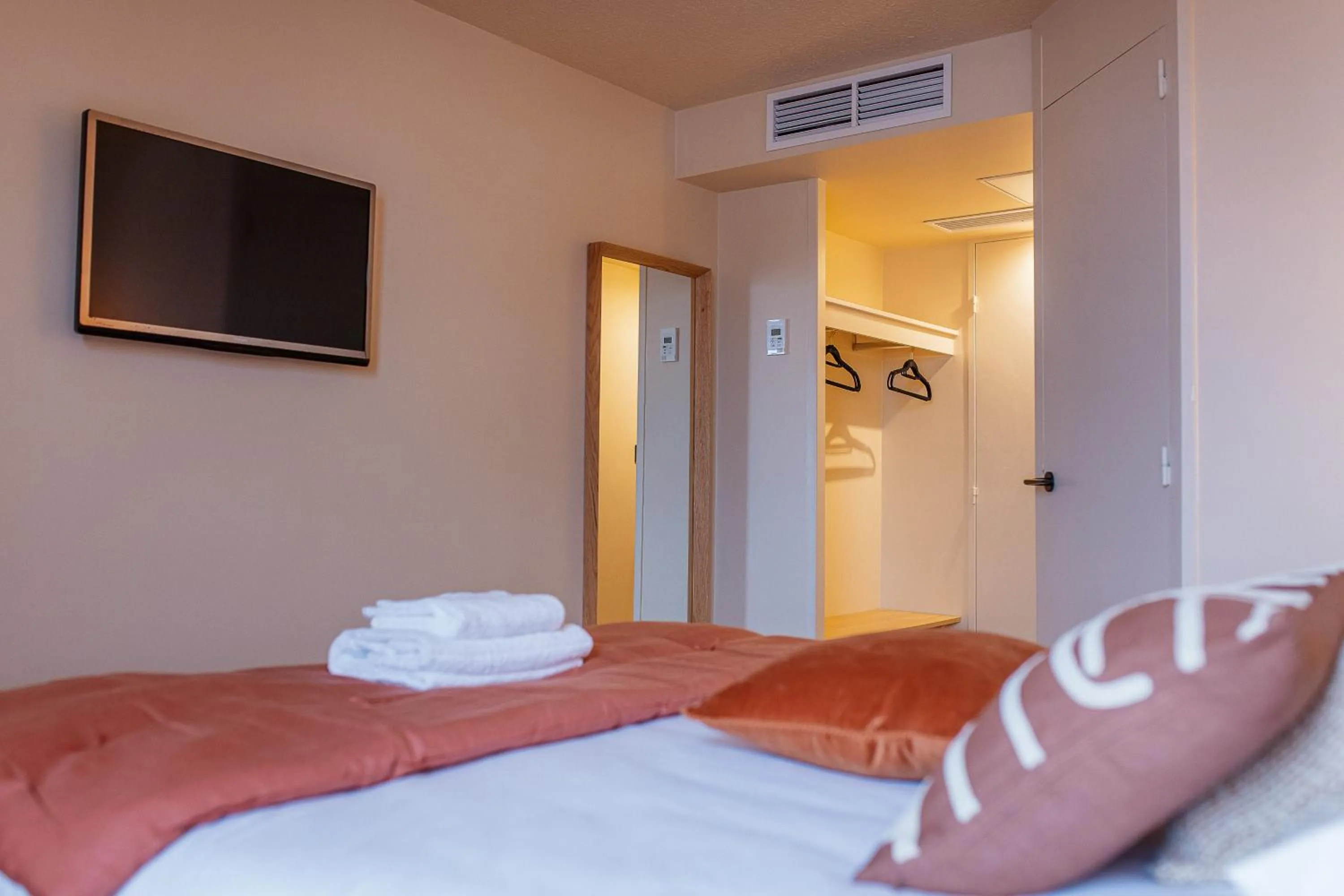 Bedroom, Bed in Hotel Bhoma Troyes