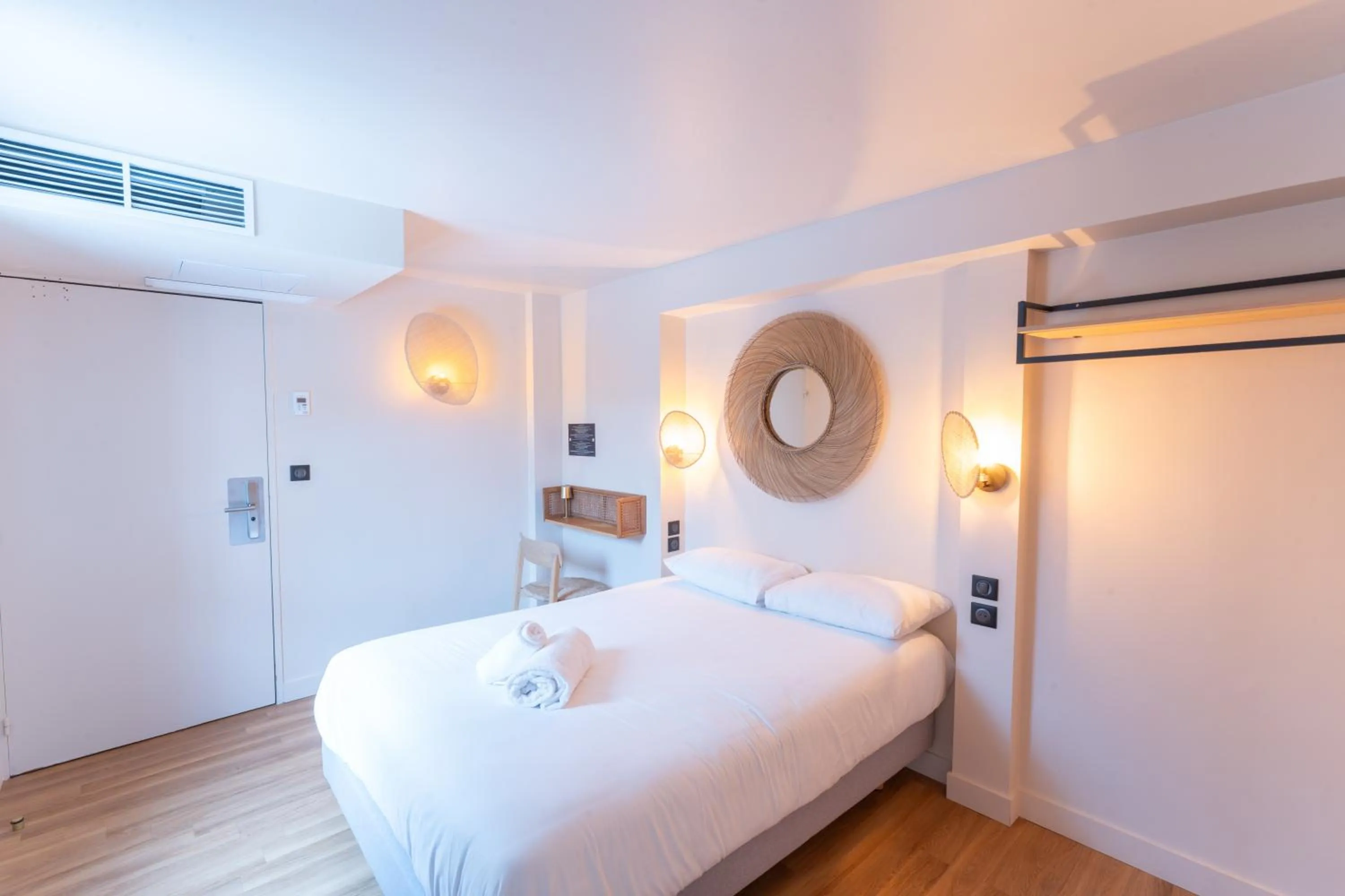 Photo of the whole room, Bed in Hotel Bhoma Troyes