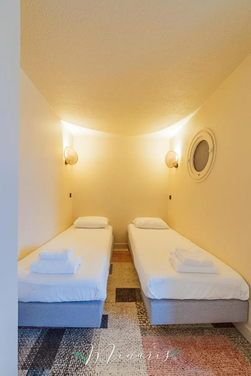 Photo of the whole room, Bed in Hotel Bhoma Troyes