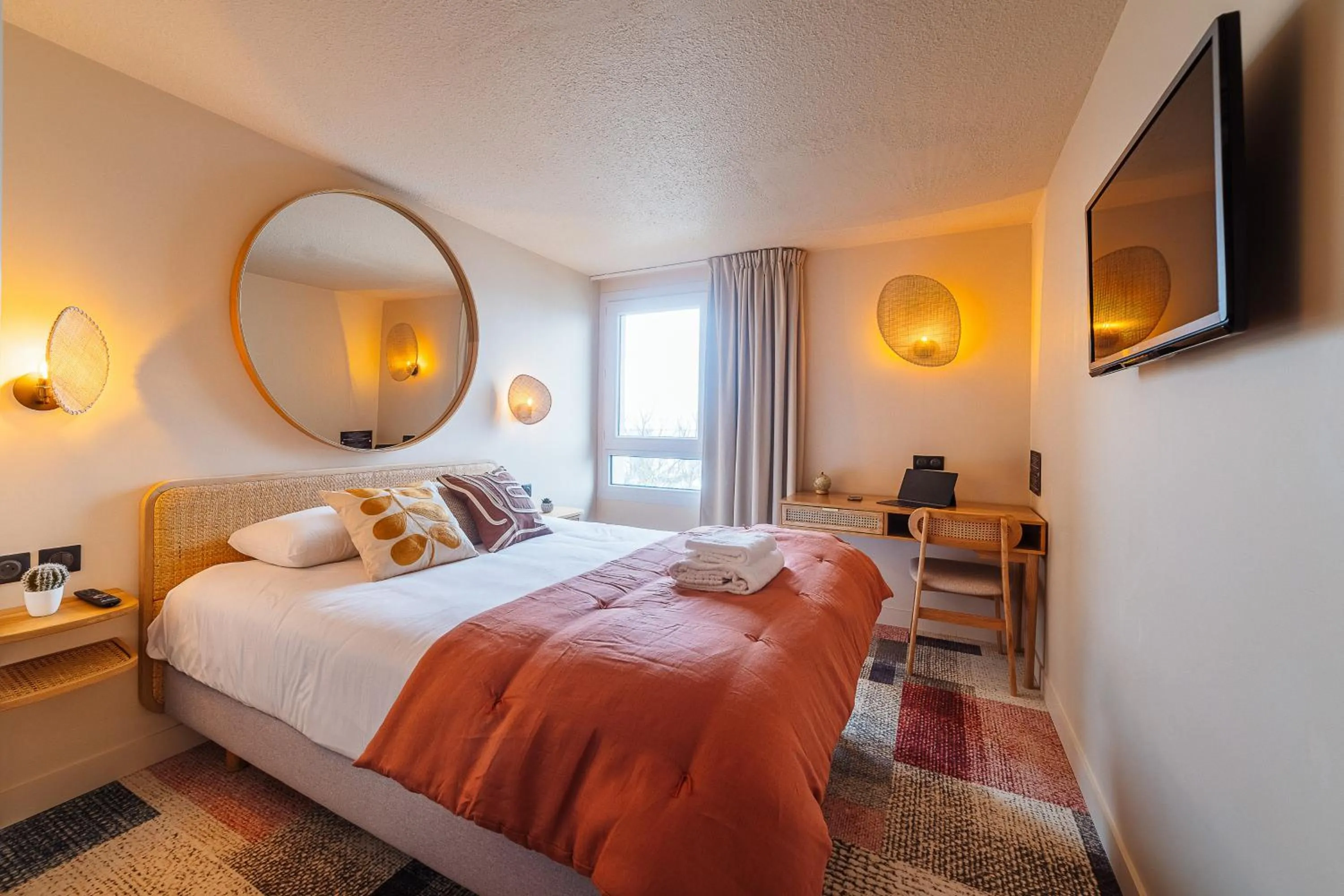 Photo of the whole room, Bed in Hotel Bhoma Troyes