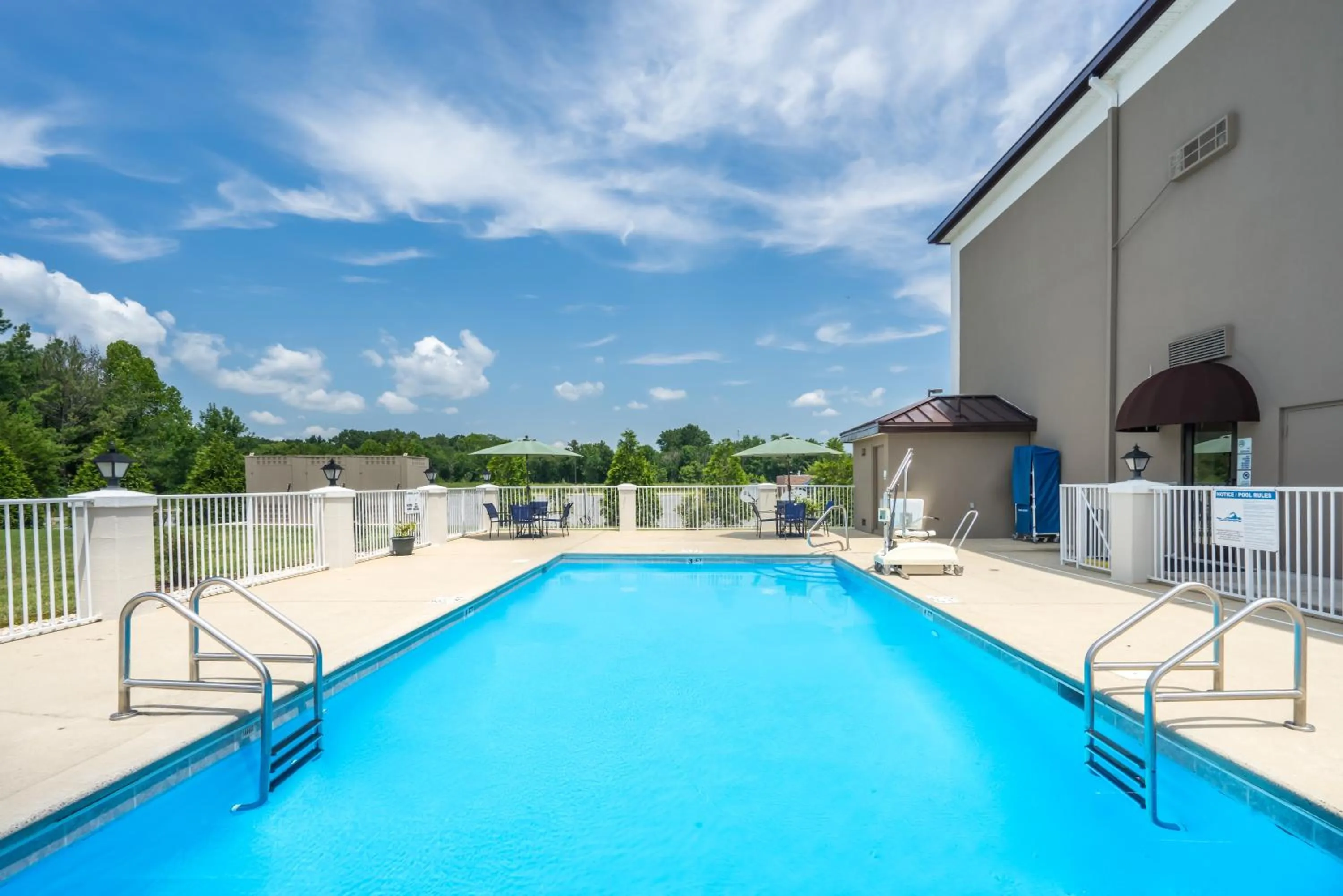 Swimming pool in Holiday Inn Express Hotel & Suites Fort Payne by IHG