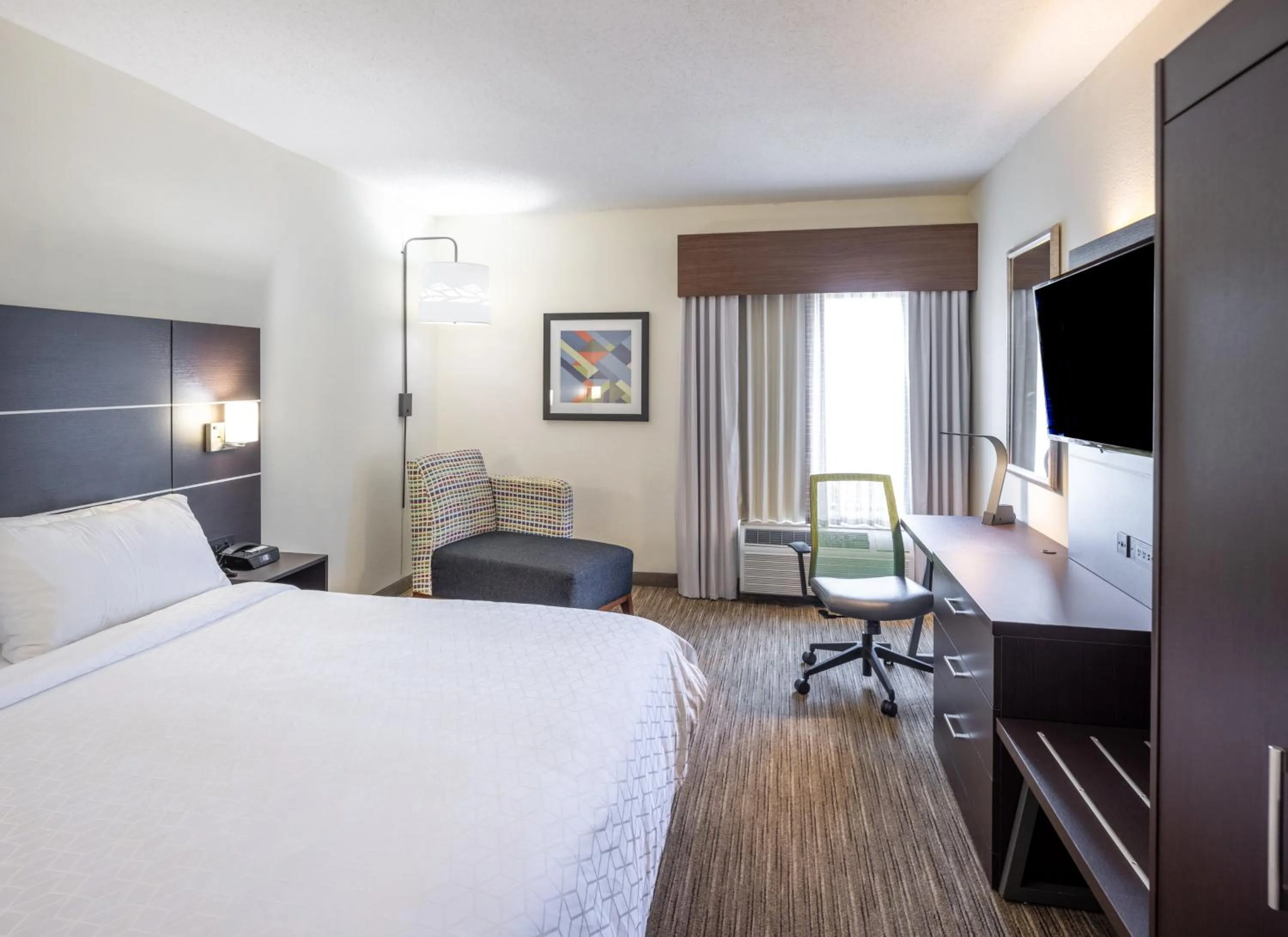 Photo of the whole room, Bed in Holiday Inn Express Hotel & Suites Fort Payne by IHG