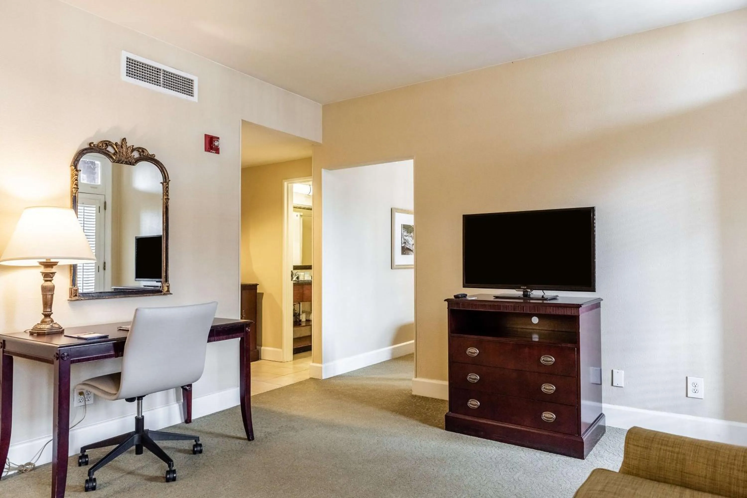 Living room in Hampton Inn & Suites Birmingham-Downtown-Tutwiler