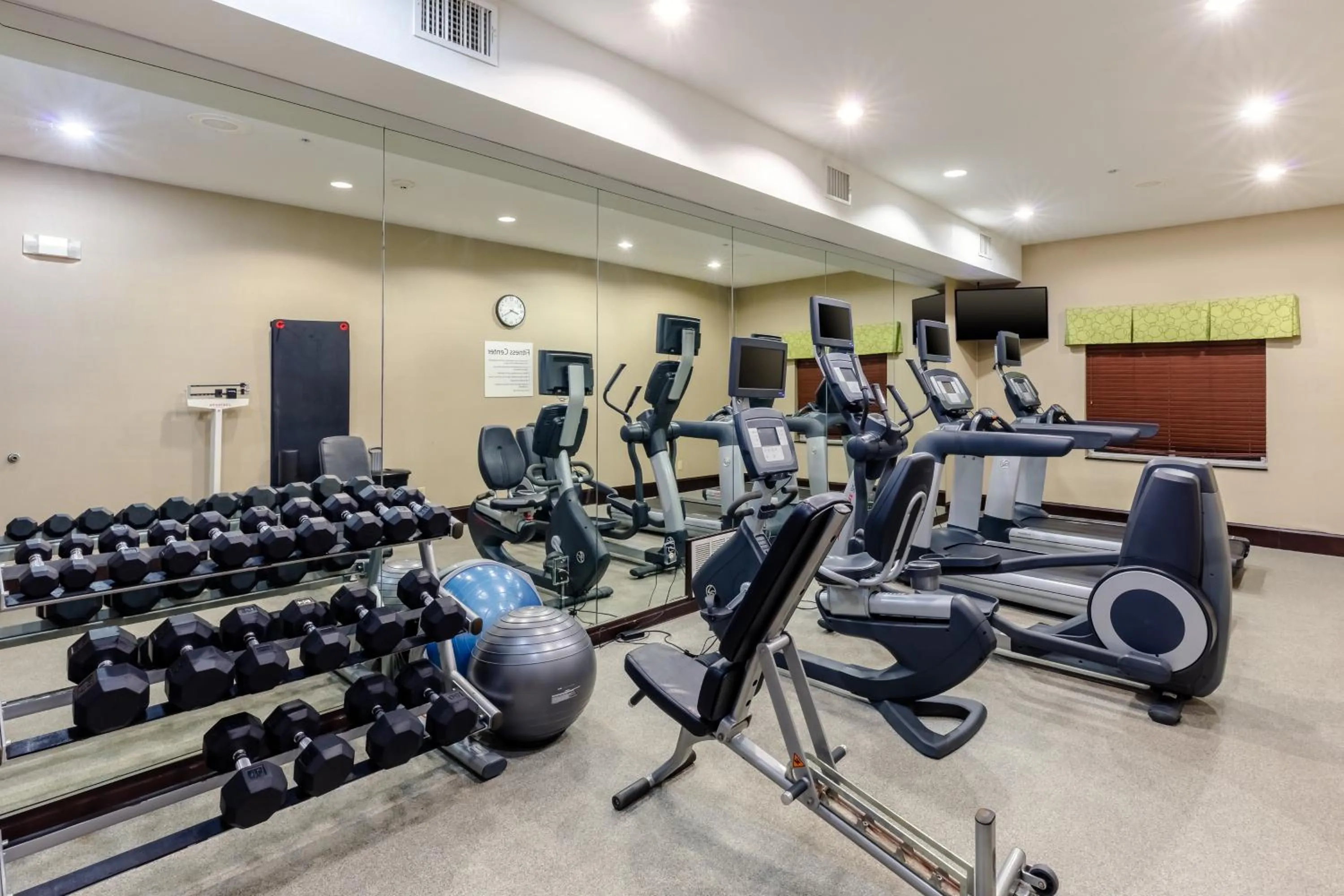 Fitness centre/facilities in Holiday Inn Express Hotel & Suites Dallas West by IHG