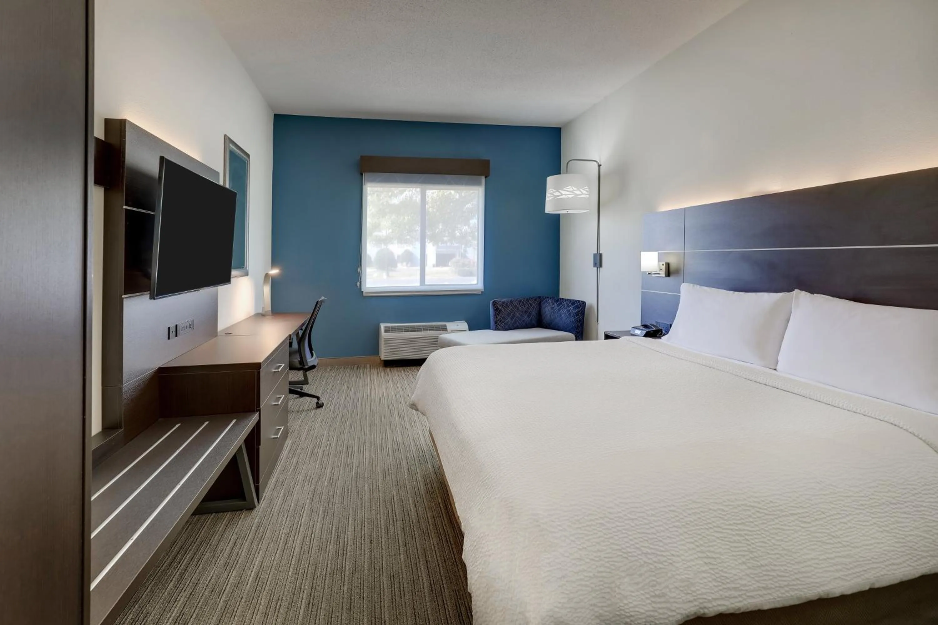 Photo of the whole room, Bed in Holiday Inn Express Hotel & Suites- Gadsden by IHG